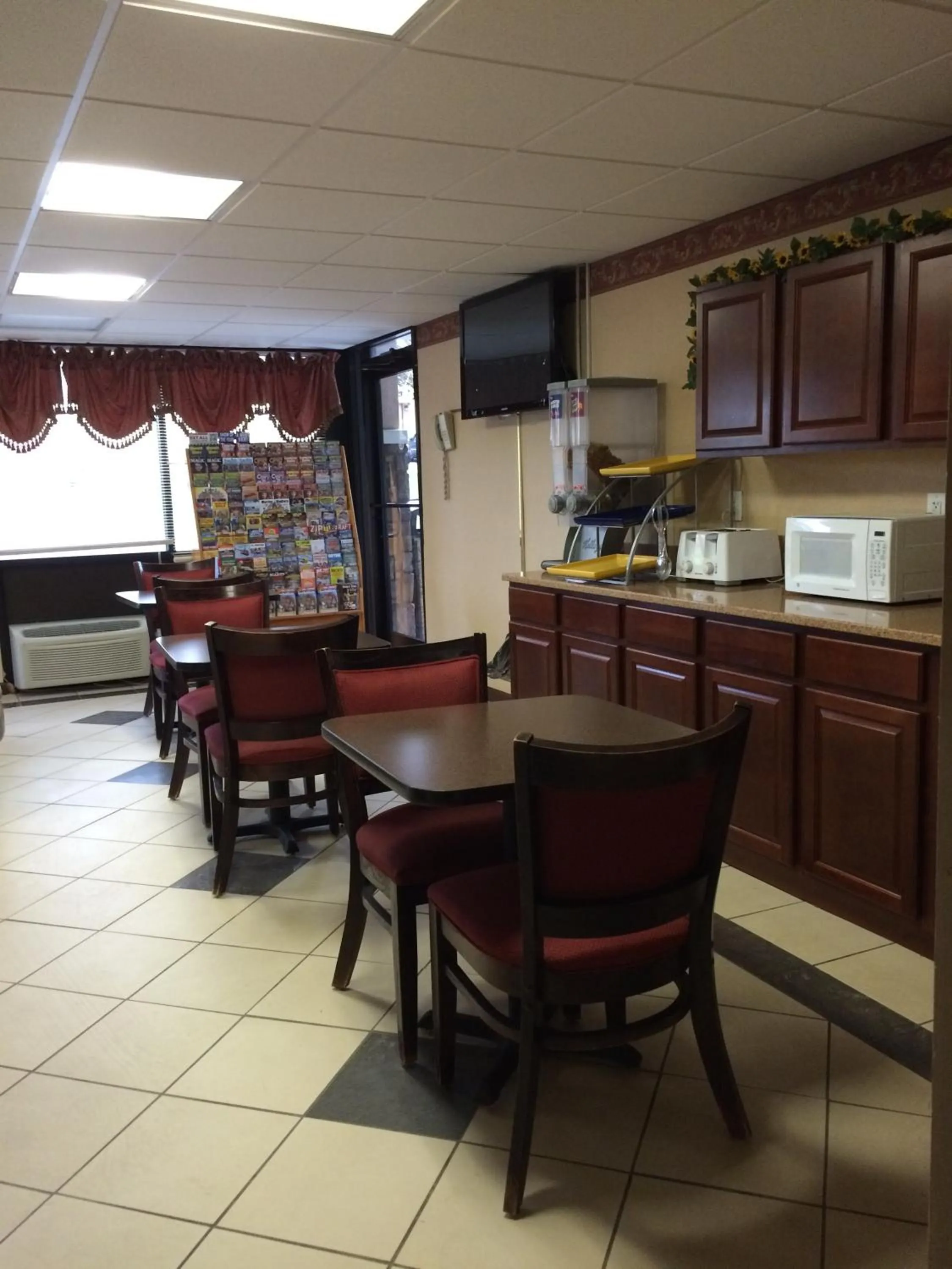 Restaurant/Places to Eat in Knights Inn Newport