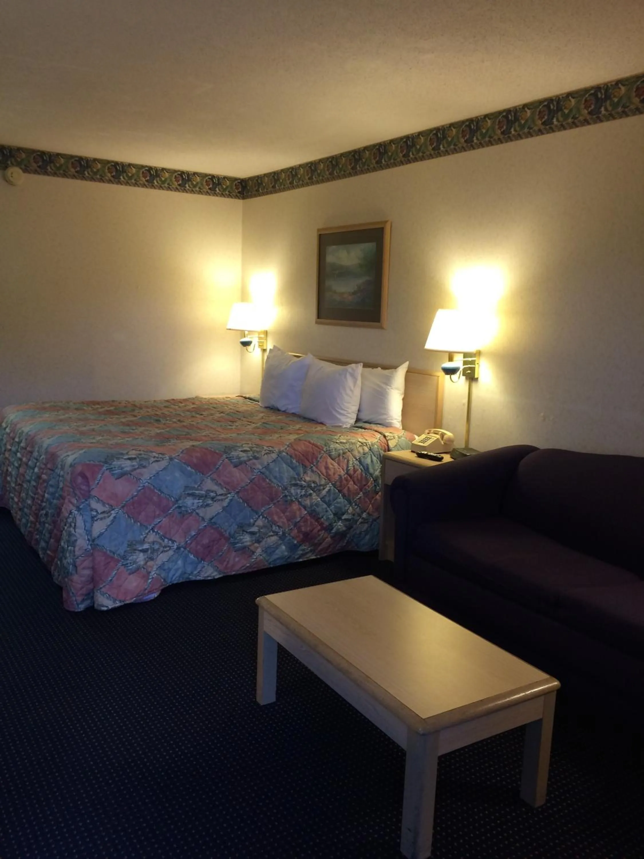 Bed in Knights Inn Newport