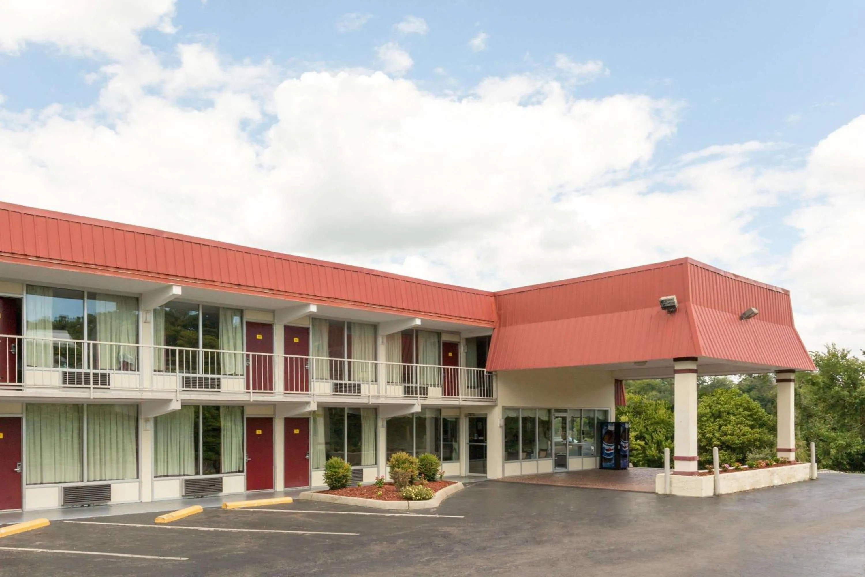 Property building in Super 8 by Wyndham Kingsport /I-81