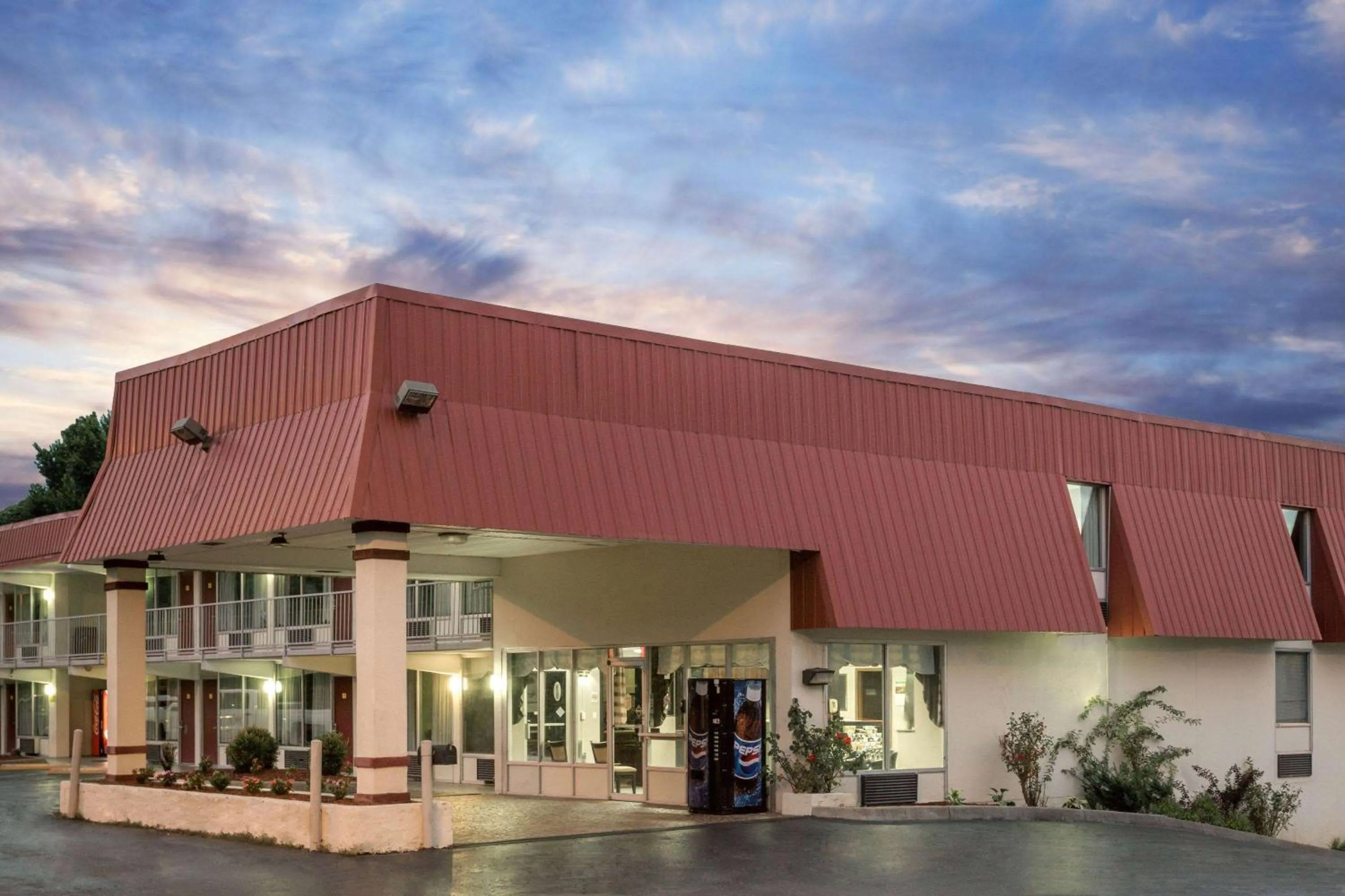 Property building in Super 8 by Wyndham Kingsport /I-81