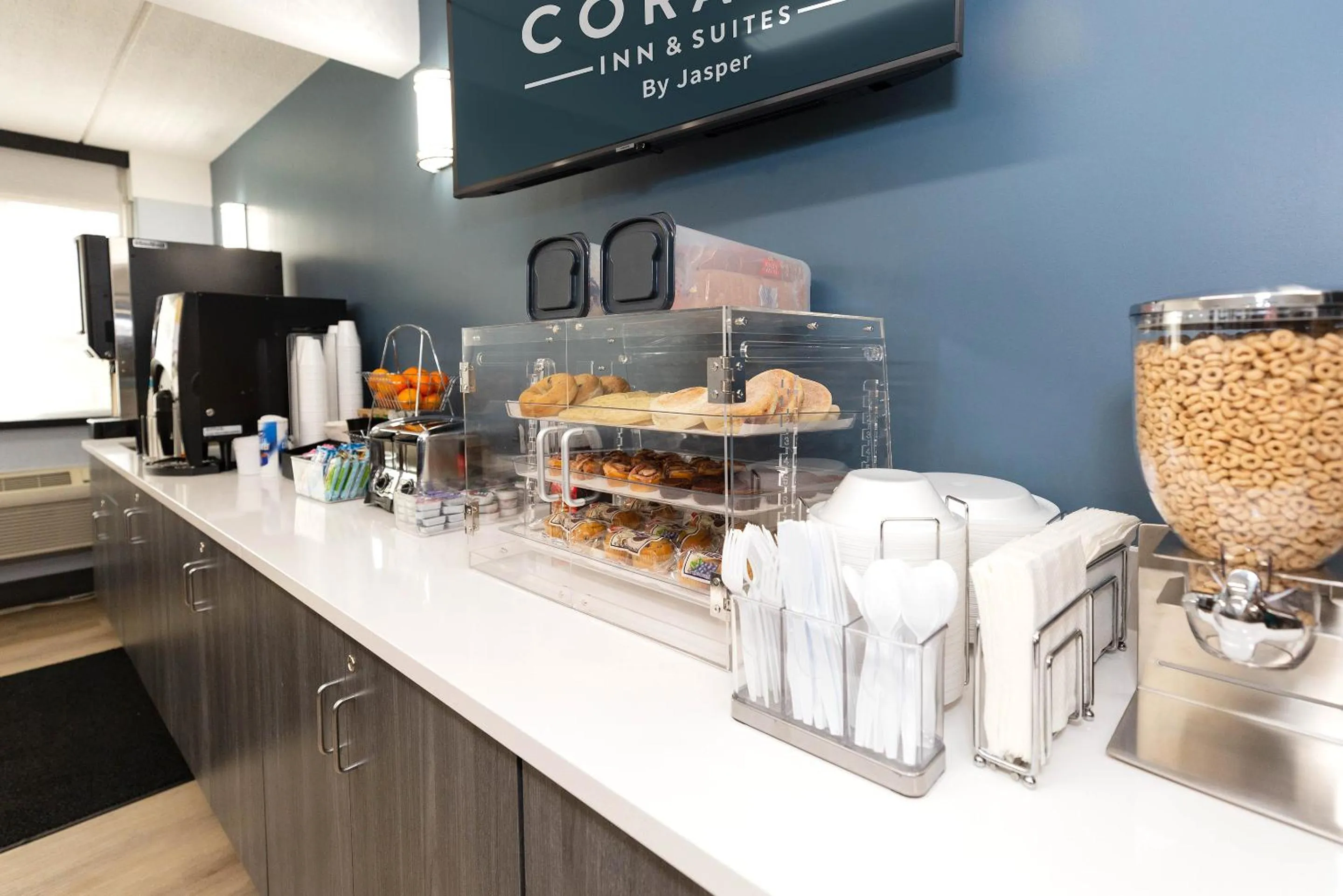 Coffee/tea facilities in Coratel Inn & Suites by Jasper Mankato