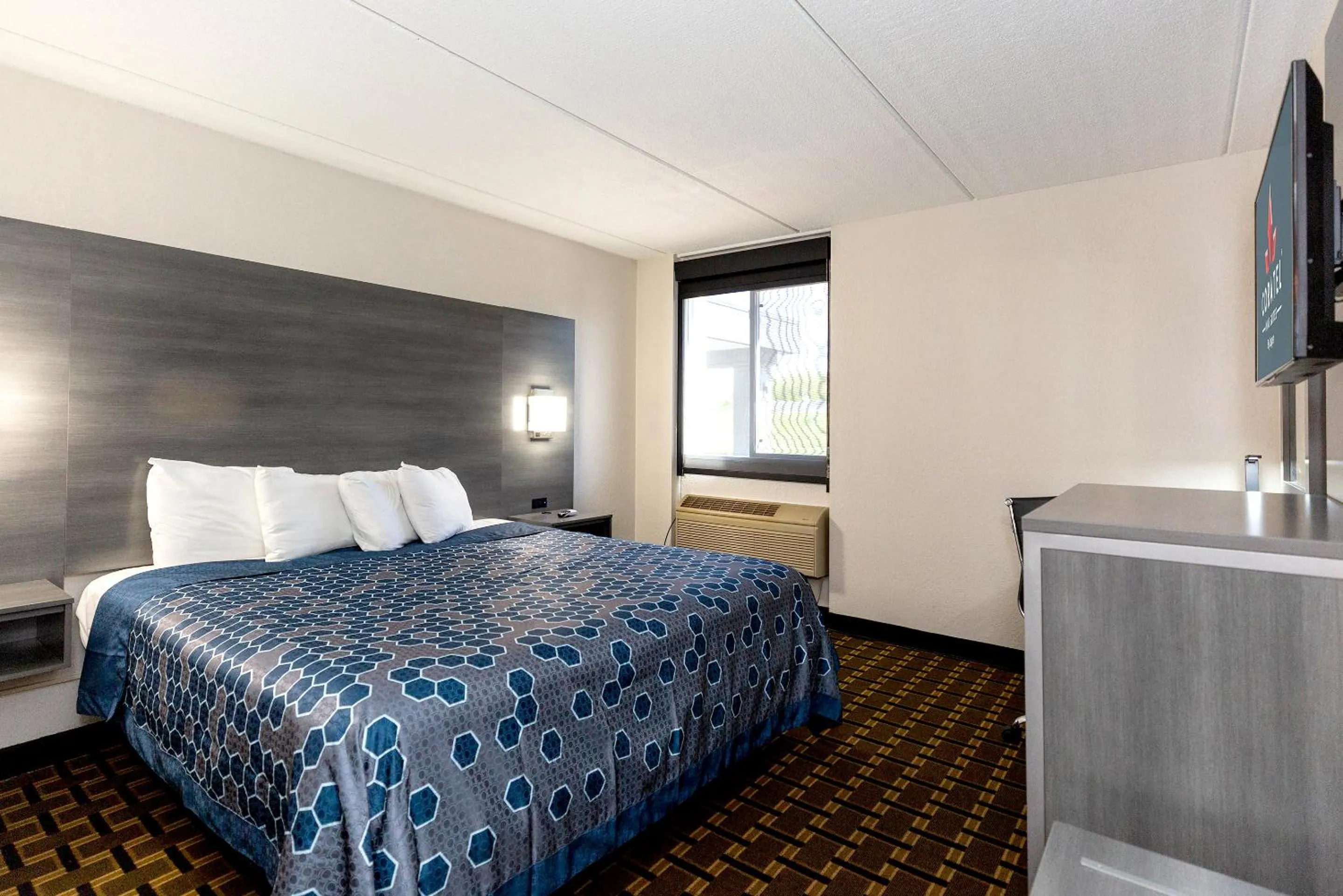 Communal lounge/ TV room, Bed in Coratel Inn & Suites by Jasper Mankato