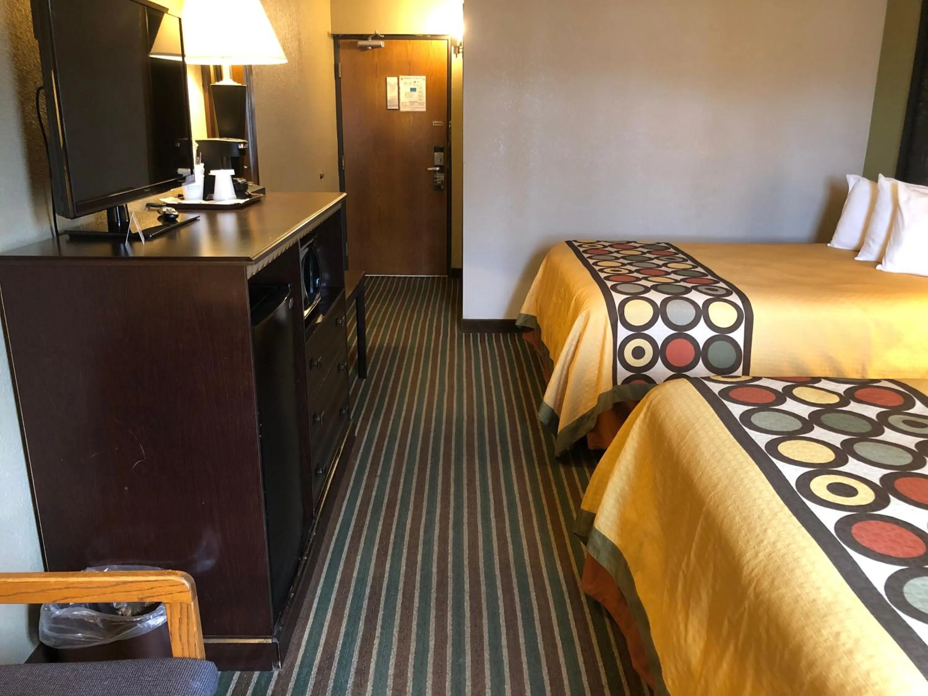 Photo of the whole room, Bed in Super 8 by Wyndham Harrison AR