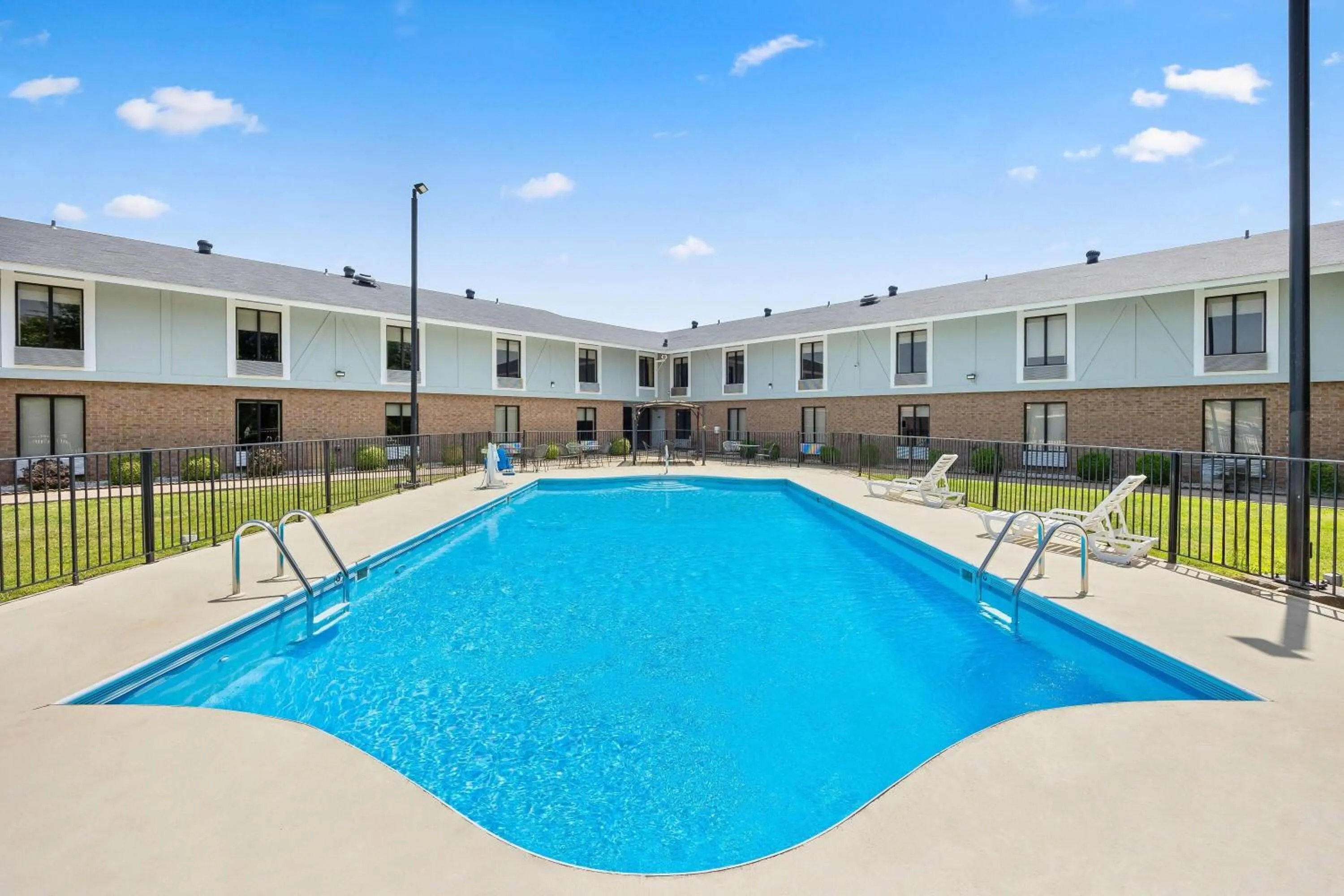 Swimming pool in Super 8 by Wyndham Harrison AR