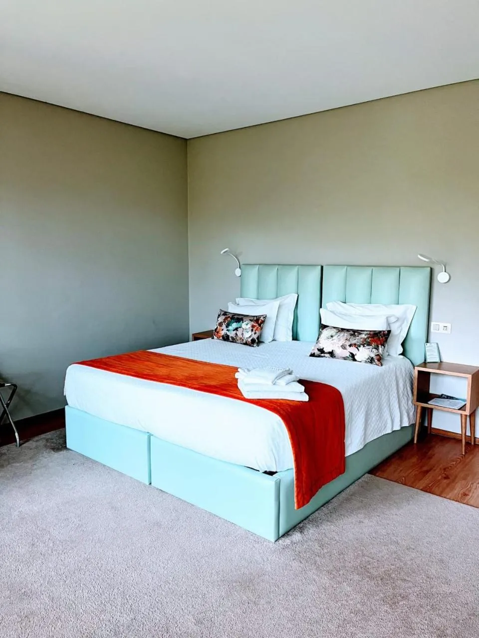 Photo of the whole room, Bed in Oak Nature