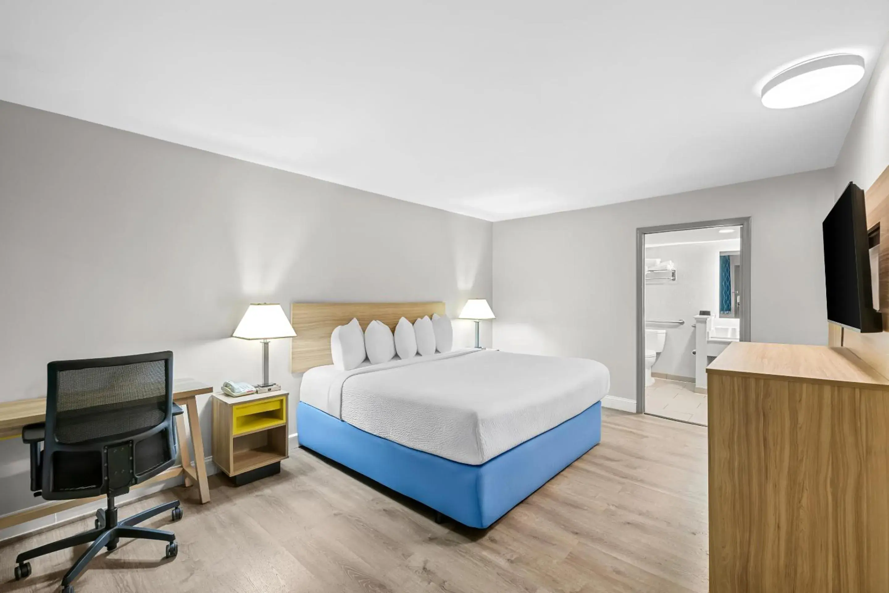 Standard King Room - Smoking in Days Inn by Wyndham Chesapeake Standard King Room - Smoking in Days Inn by Wyndham Chesapeake