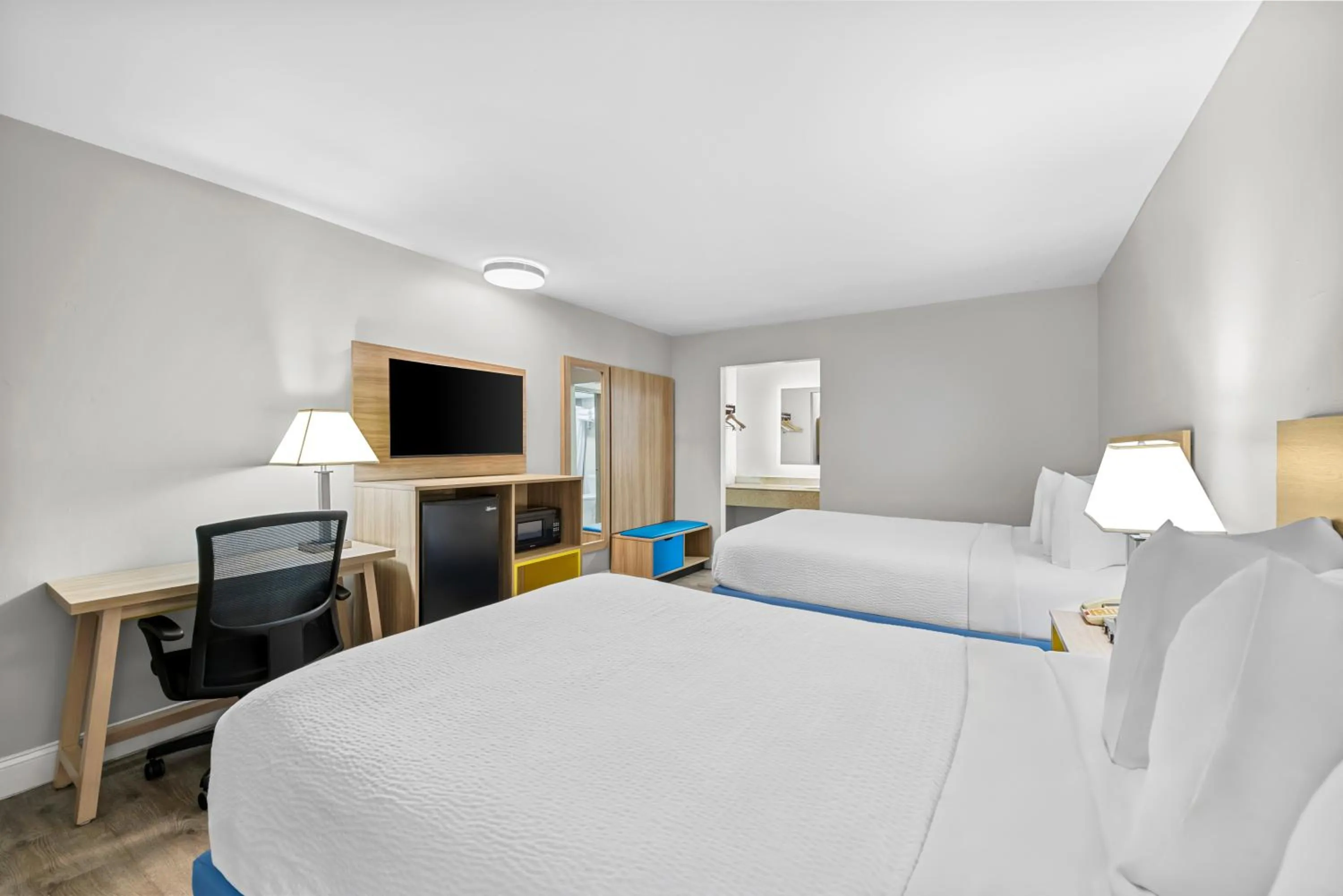 Photo of the whole room, Bed in Days Inn by Wyndham Chesapeake