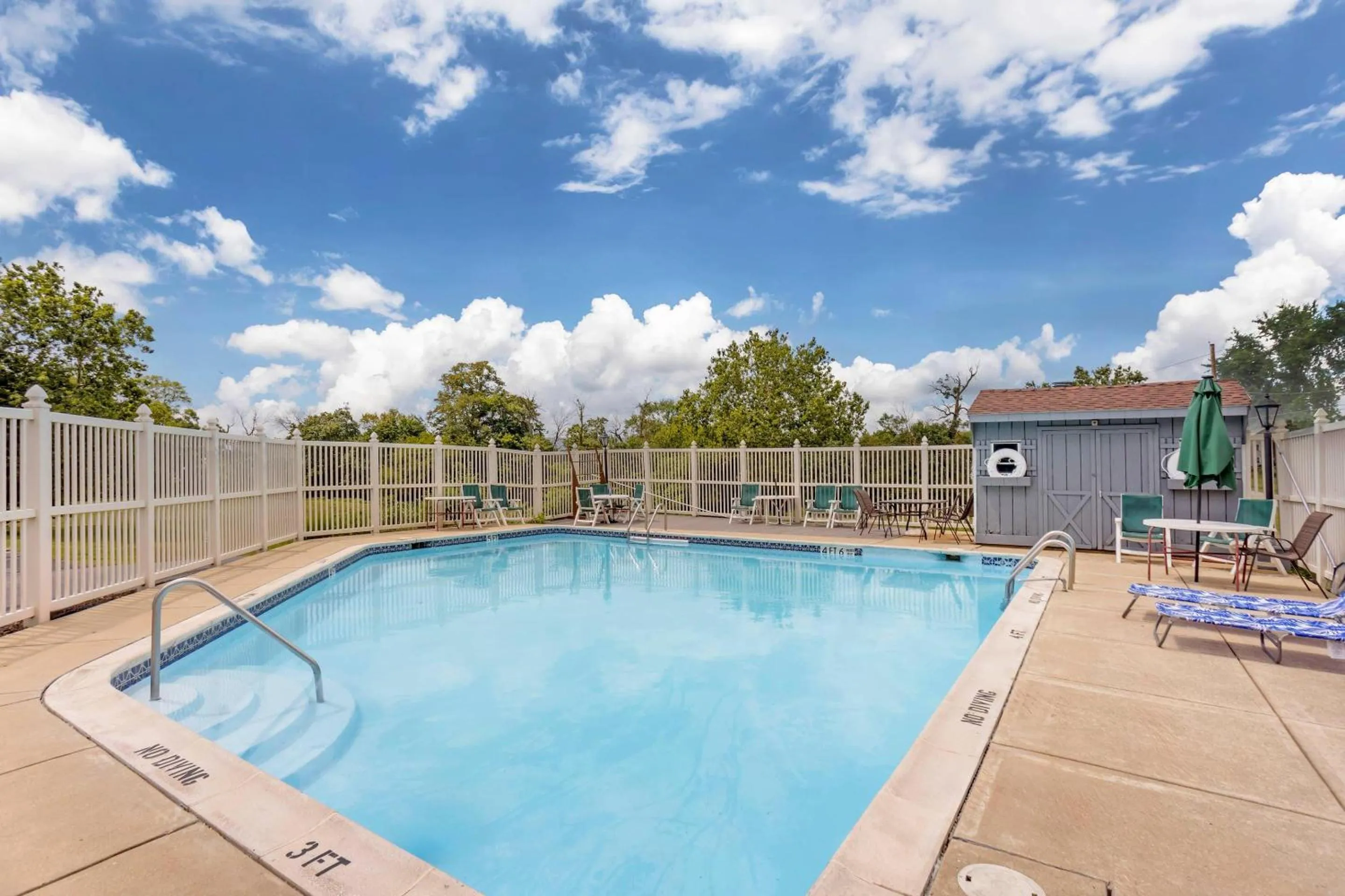 Swimming pool in Quality Inn Smoketown - Lancaster Area