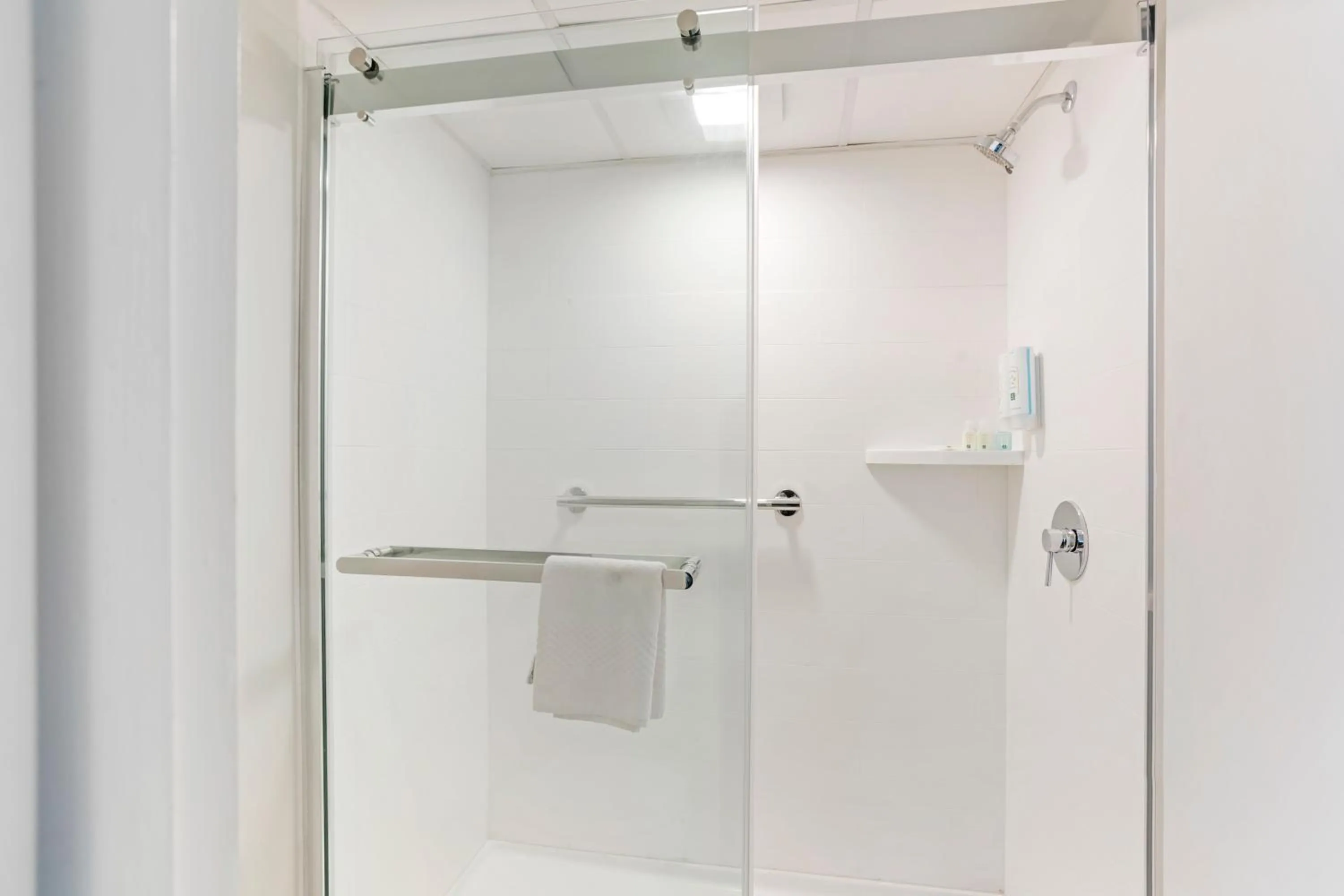 Bathroom in Quality Inn Smoketown - Lancaster Area