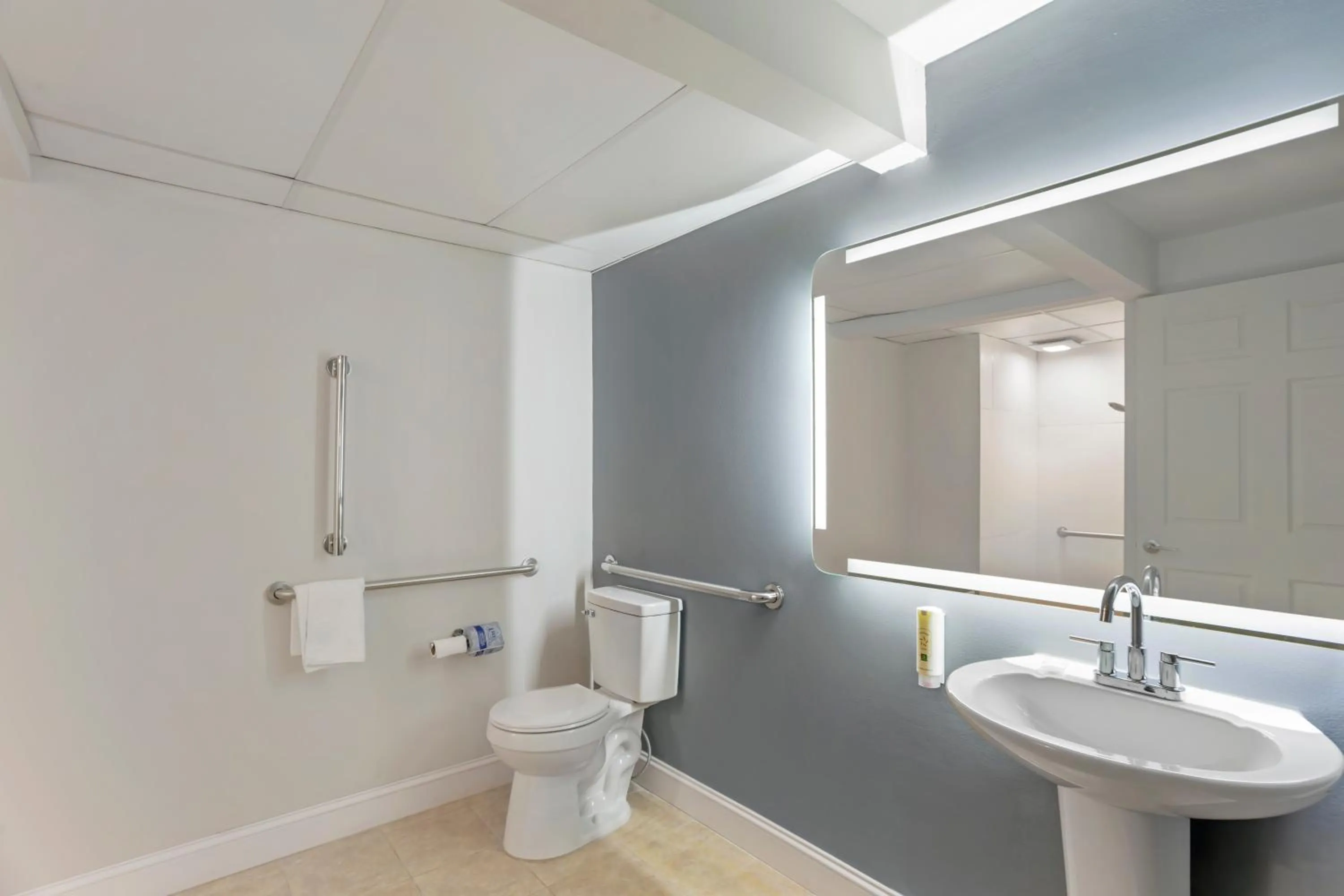 Bathroom in Quality Inn Smoketown - Lancaster Area