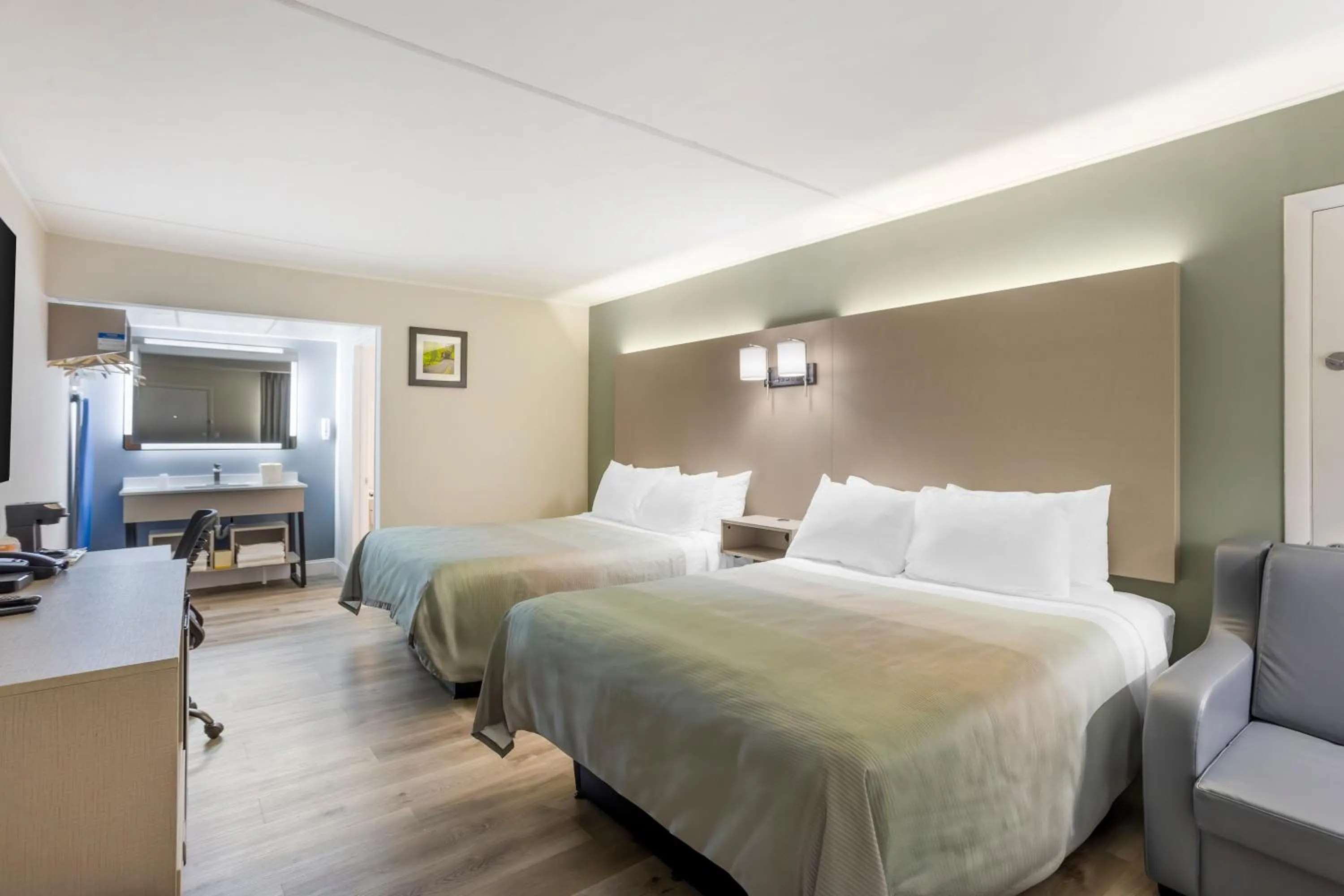 Bedroom, Bed in Quality Inn Smoketown - Lancaster Area