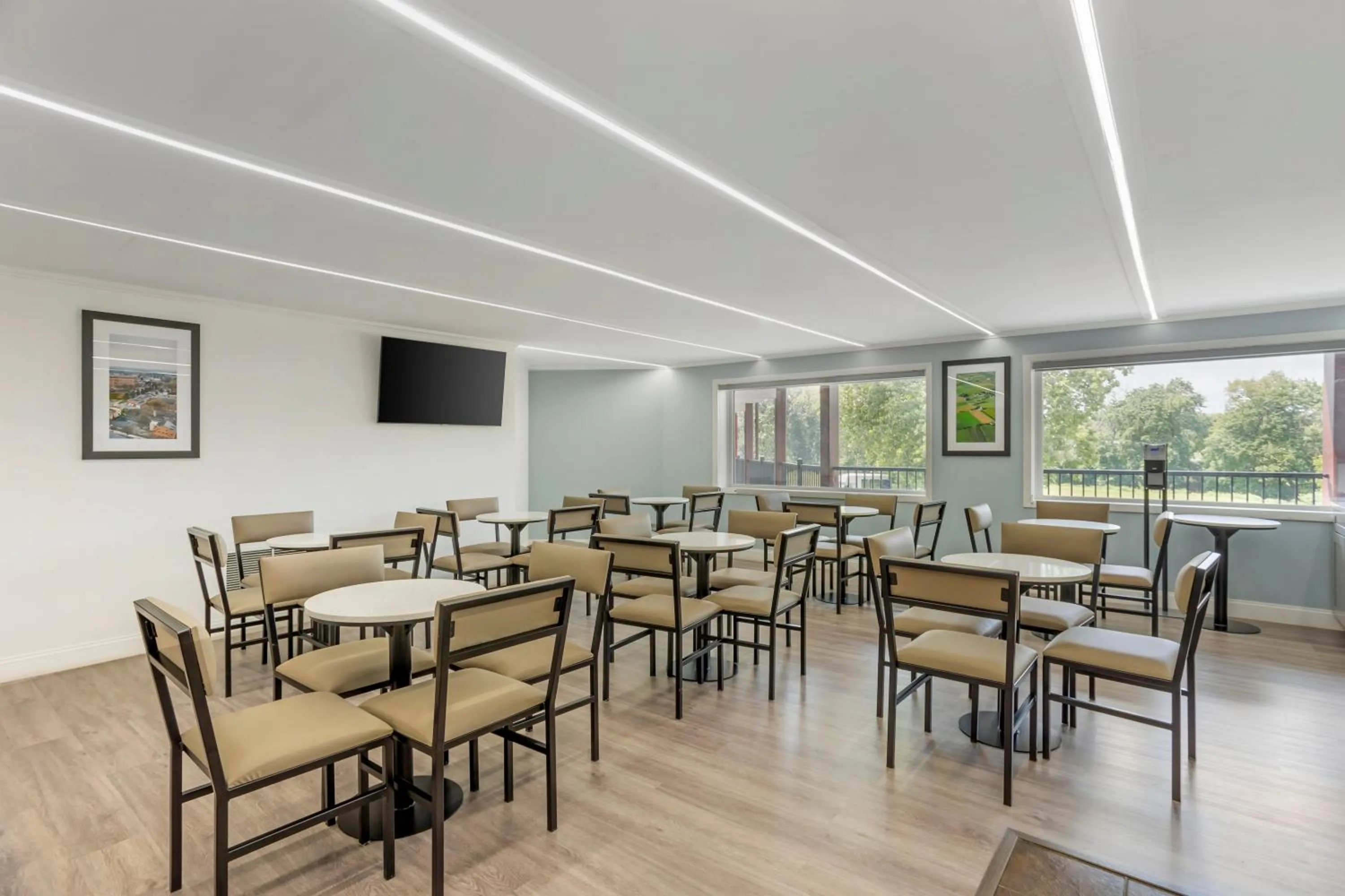 Seating area in Quality Inn Smoketown - Lancaster Area