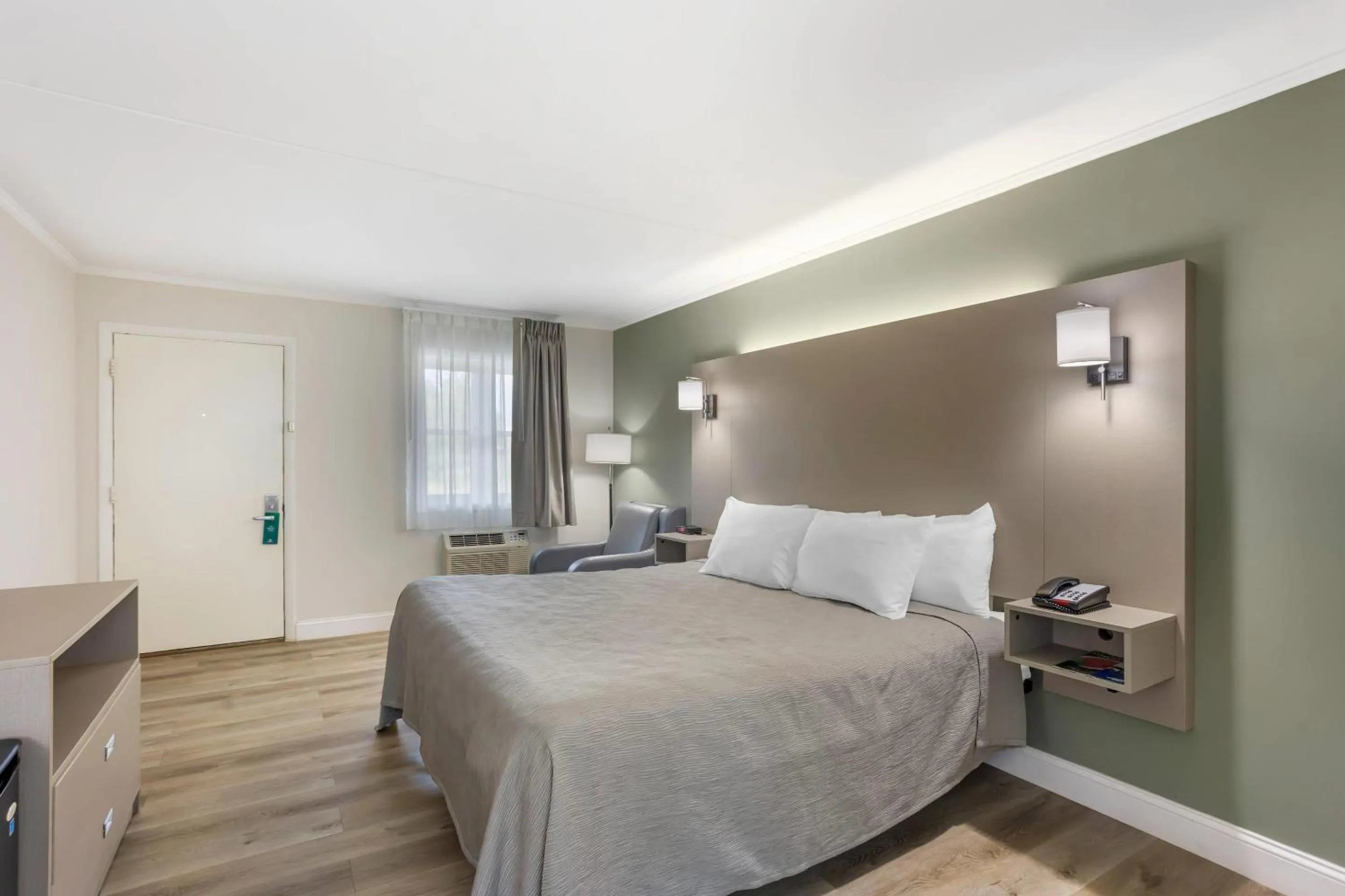 Bedroom, Bed in Quality Inn Smoketown - Lancaster Area