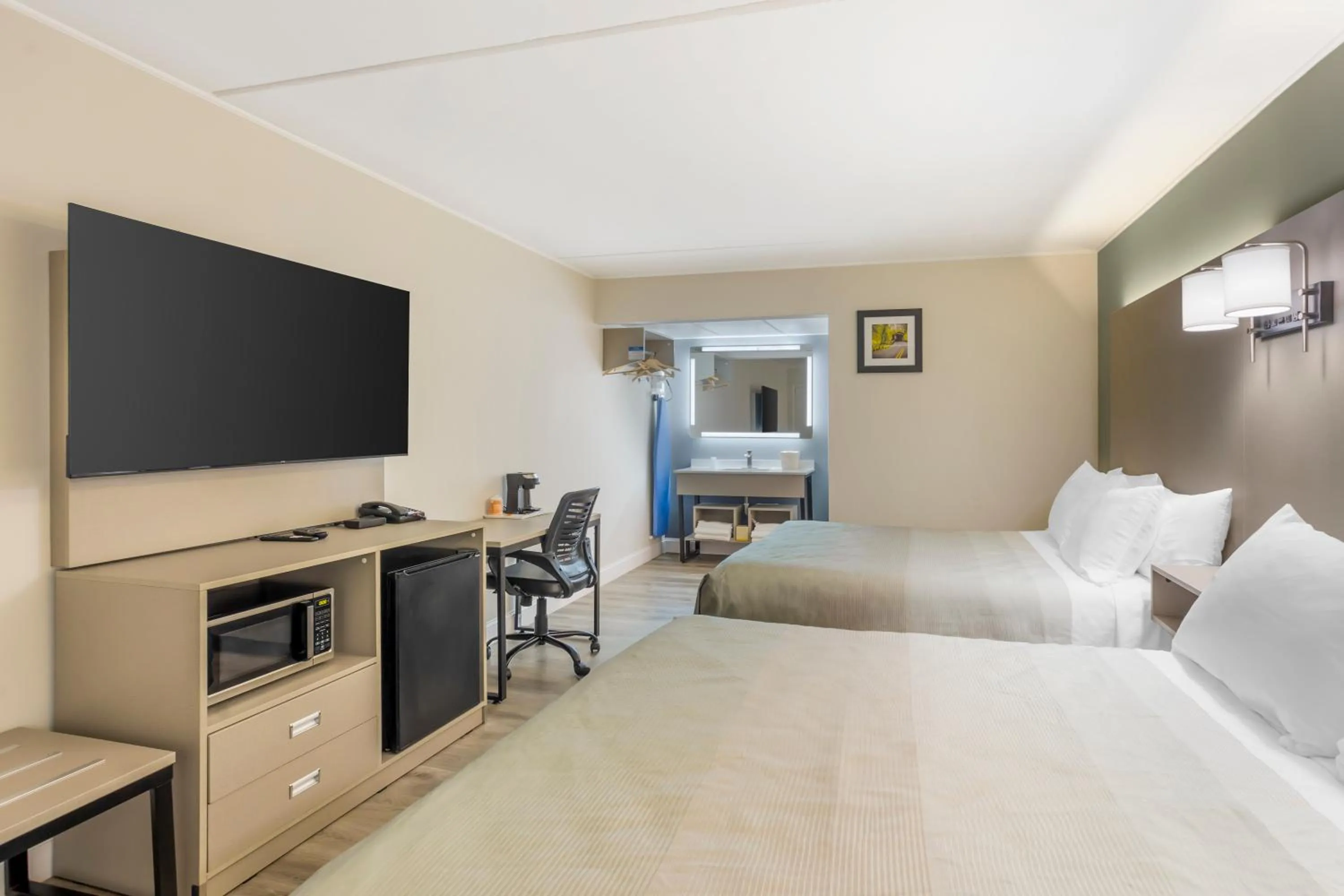 Bedroom, Bed in Quality Inn Smoketown - Lancaster Area