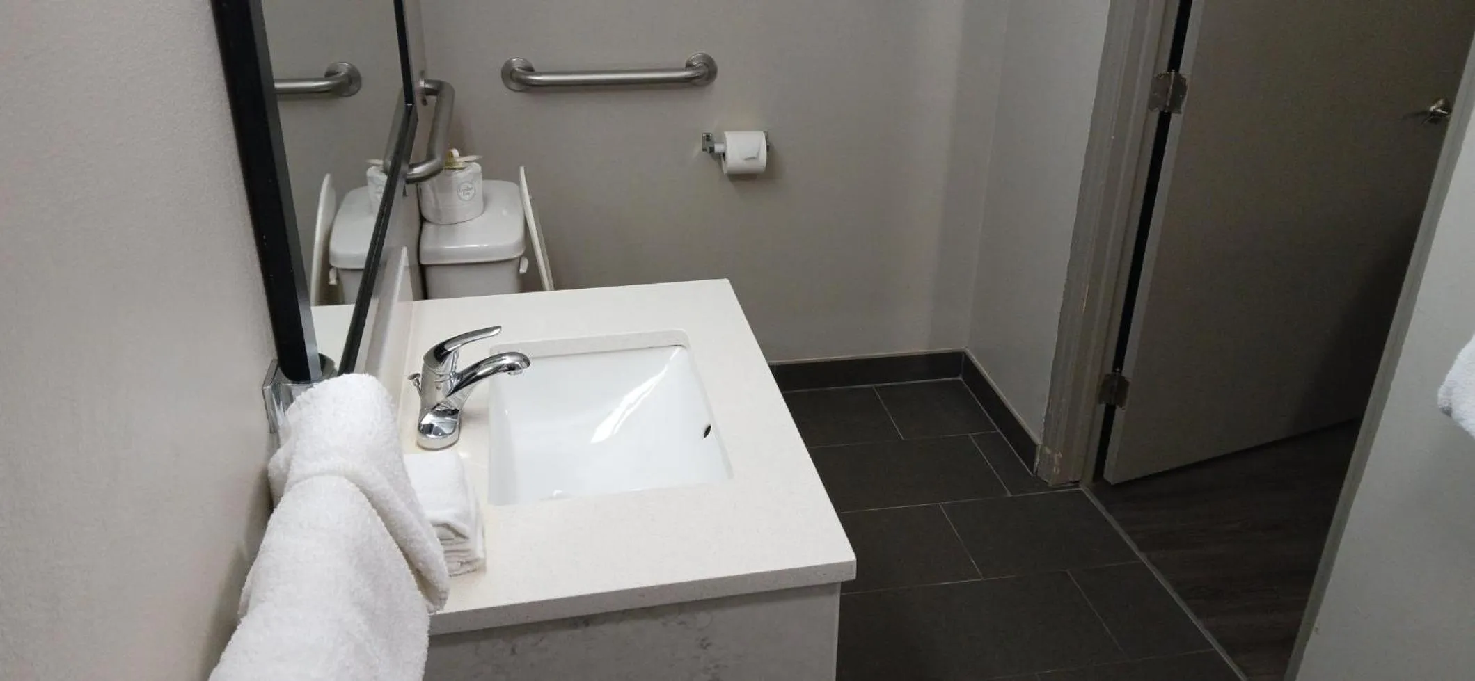 Bathroom in Red Roof Inn Leeds