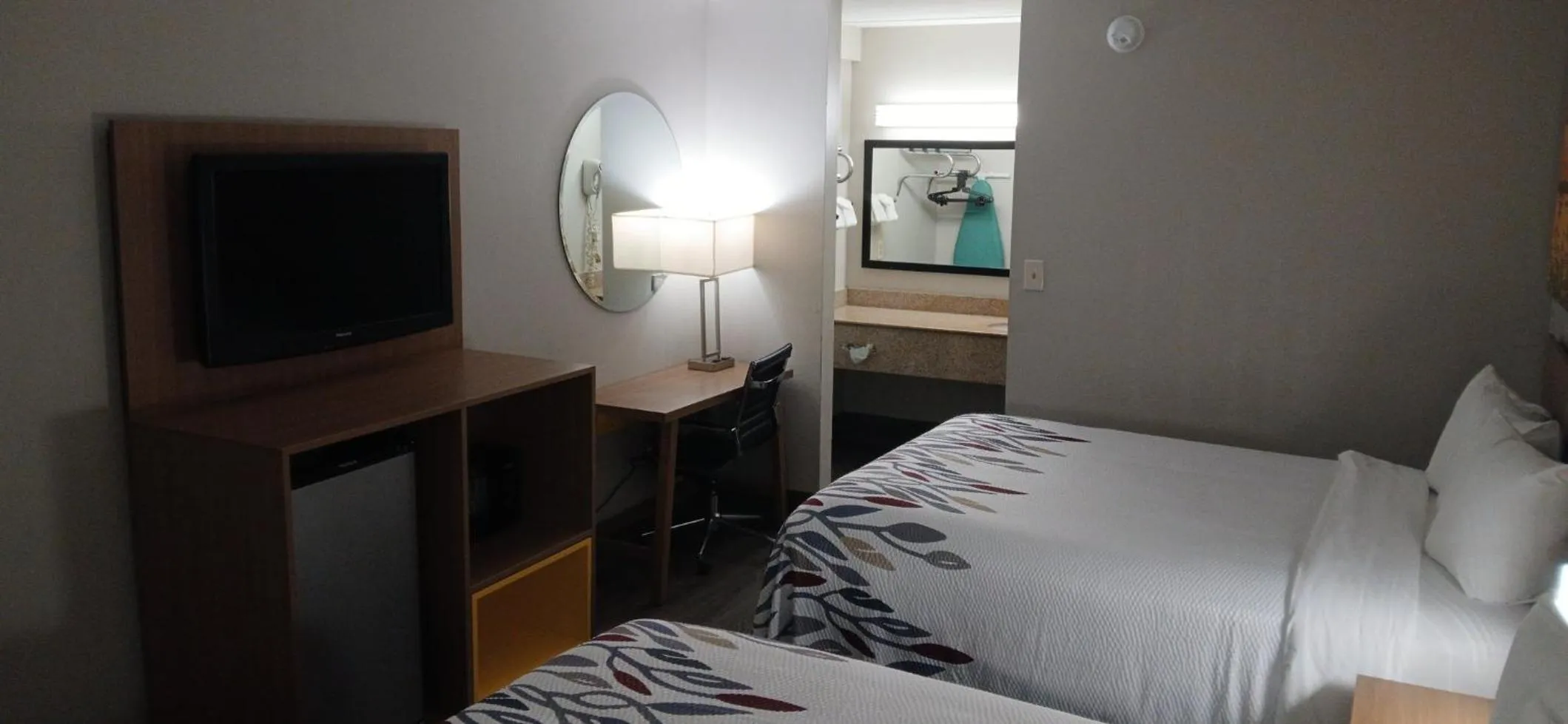 Photo of the whole room, Bed in Red Roof Inn Leeds