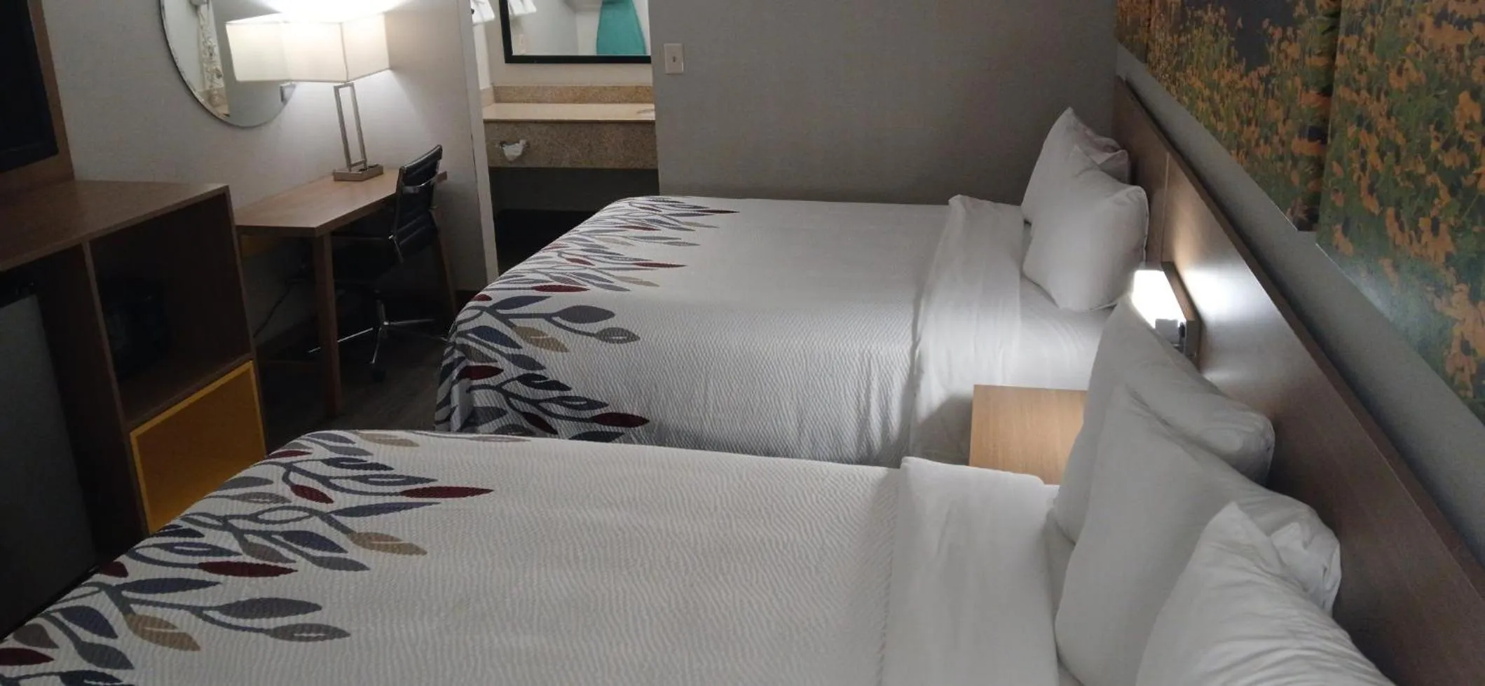 Photo of the whole room, Bed in Red Roof Inn Leeds