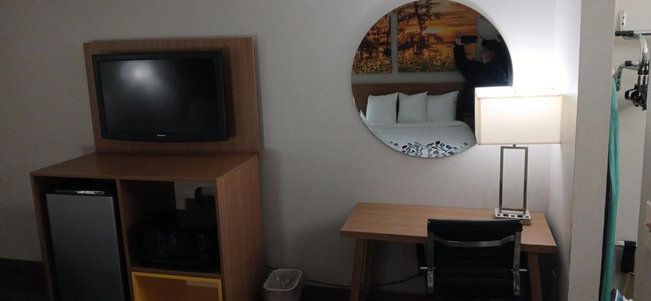 Bedroom in Red Roof Inn Leeds