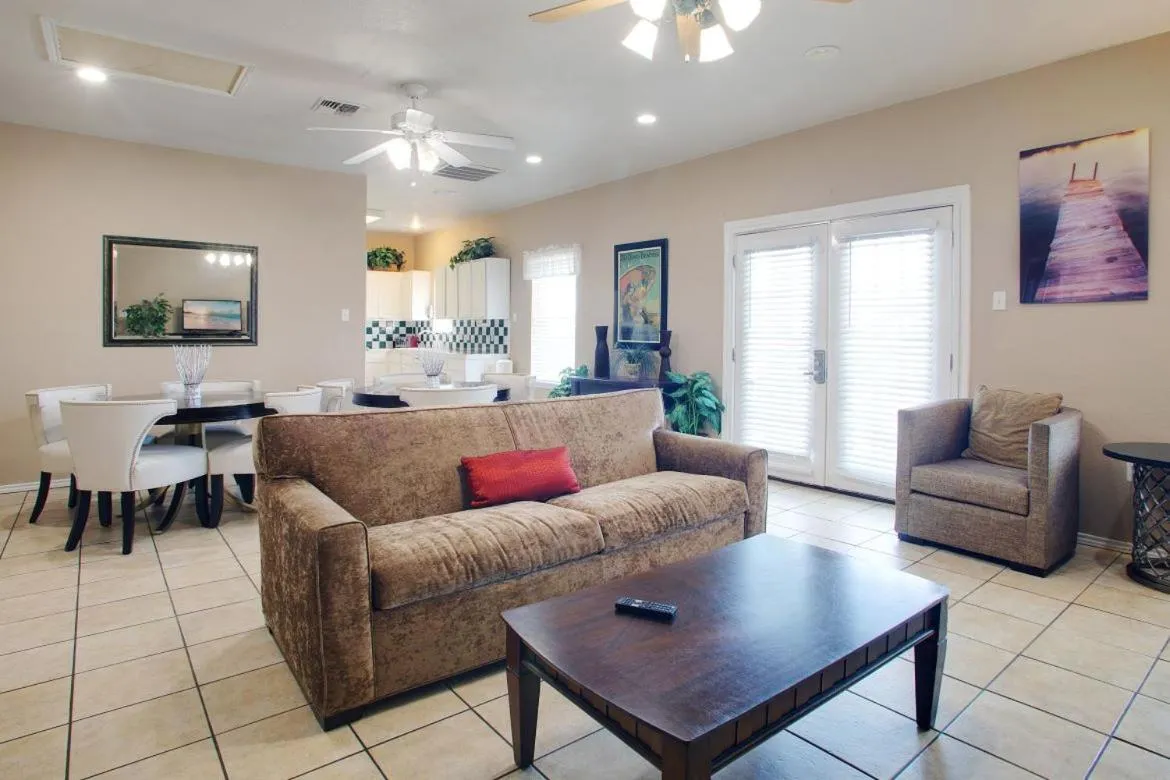 Living room in Plantation Suites and Conference Center