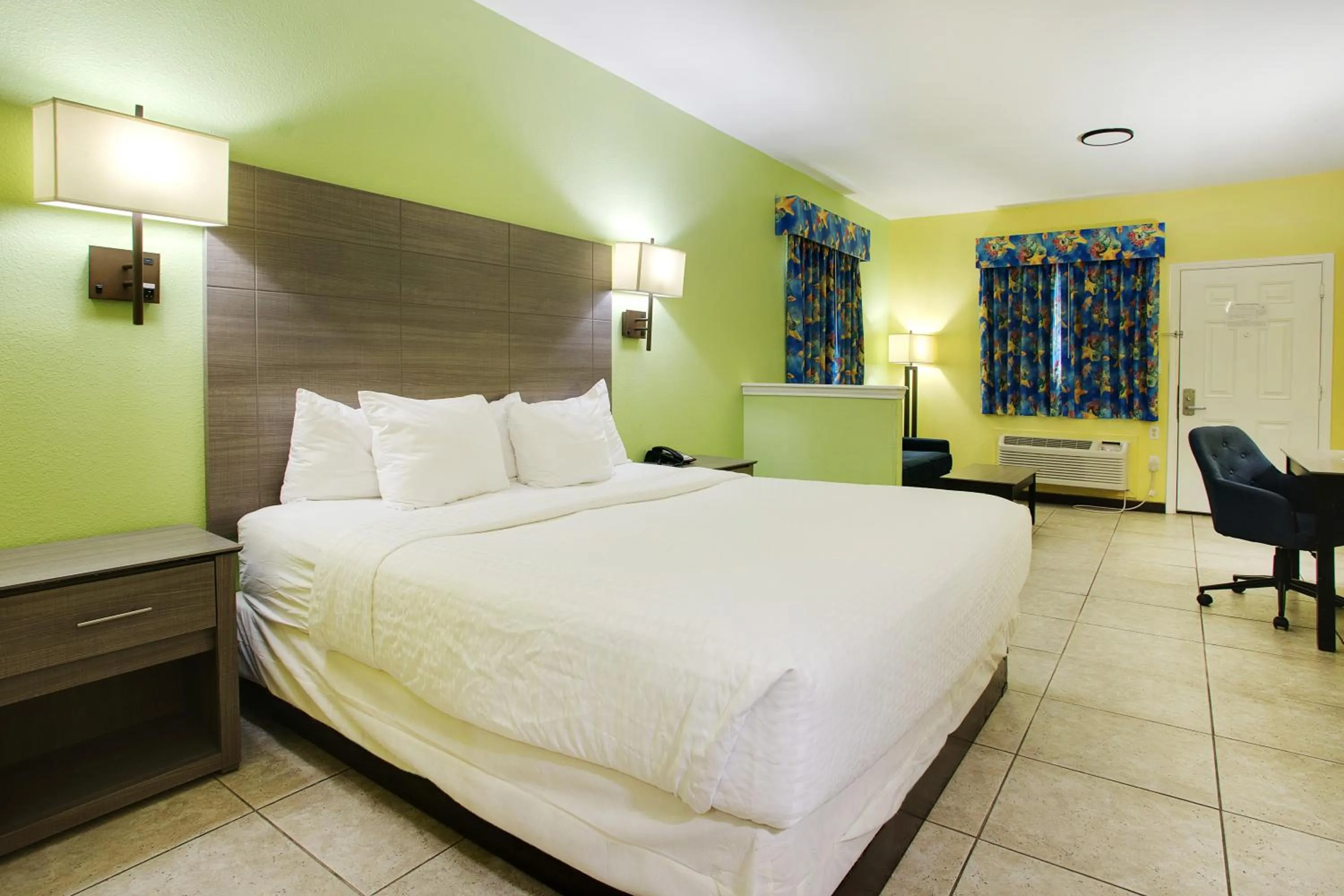 Photo of the whole room, Bed in Plantation Suites and Conference Center