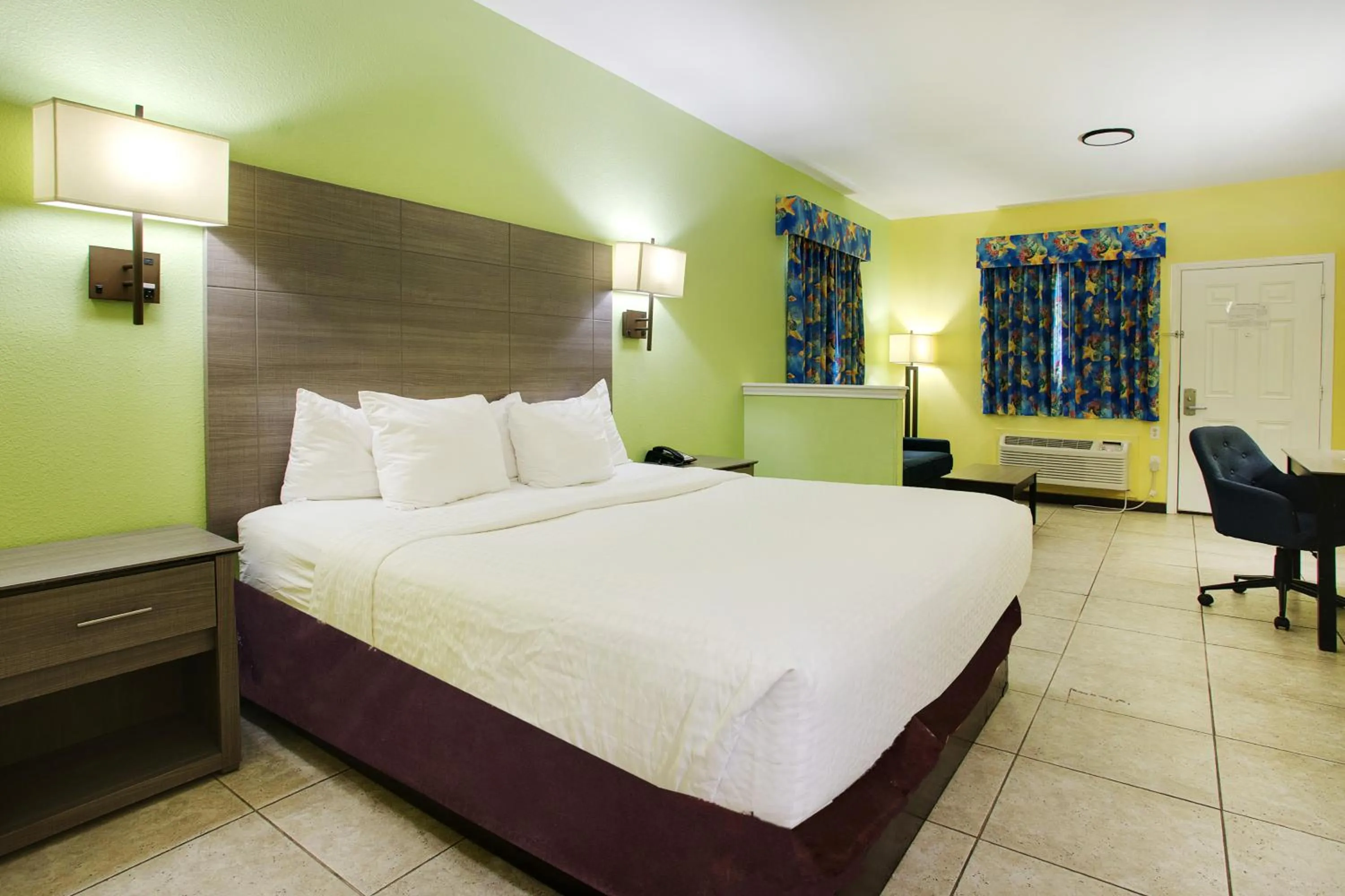 Photo of the whole room, Bed in Plantation Suites and Conference Center