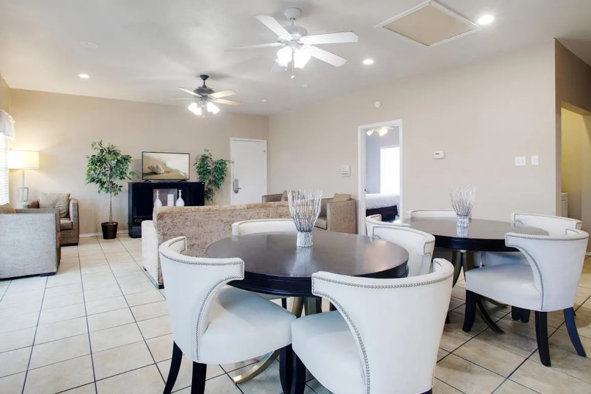 Living room in Plantation Suites and Conference Center