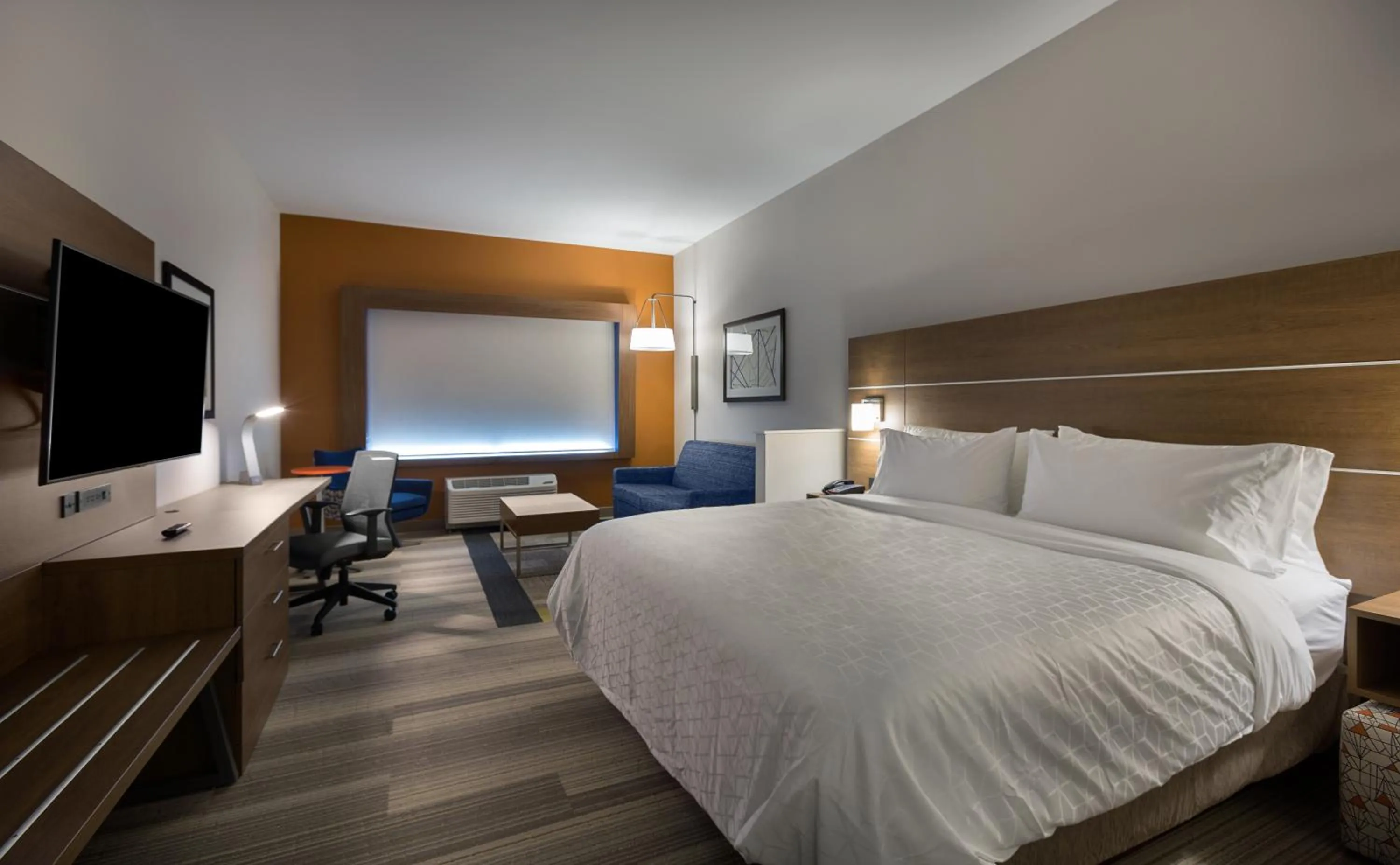 Bed in Holiday Inn Express & Suites - Fayetteville South by IHG