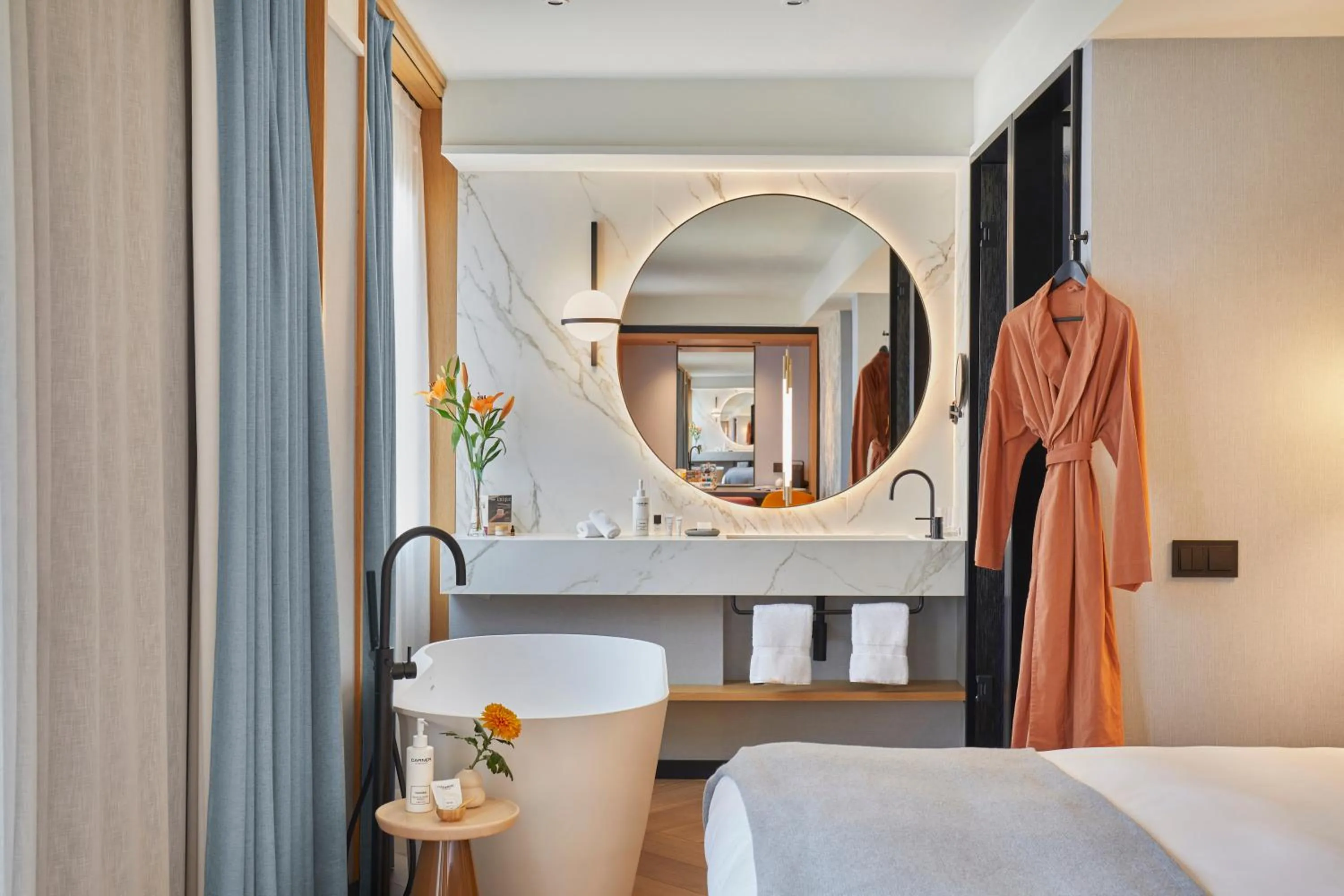 Bathroom, Bed in Kimpton Vividora Hotel by IHG