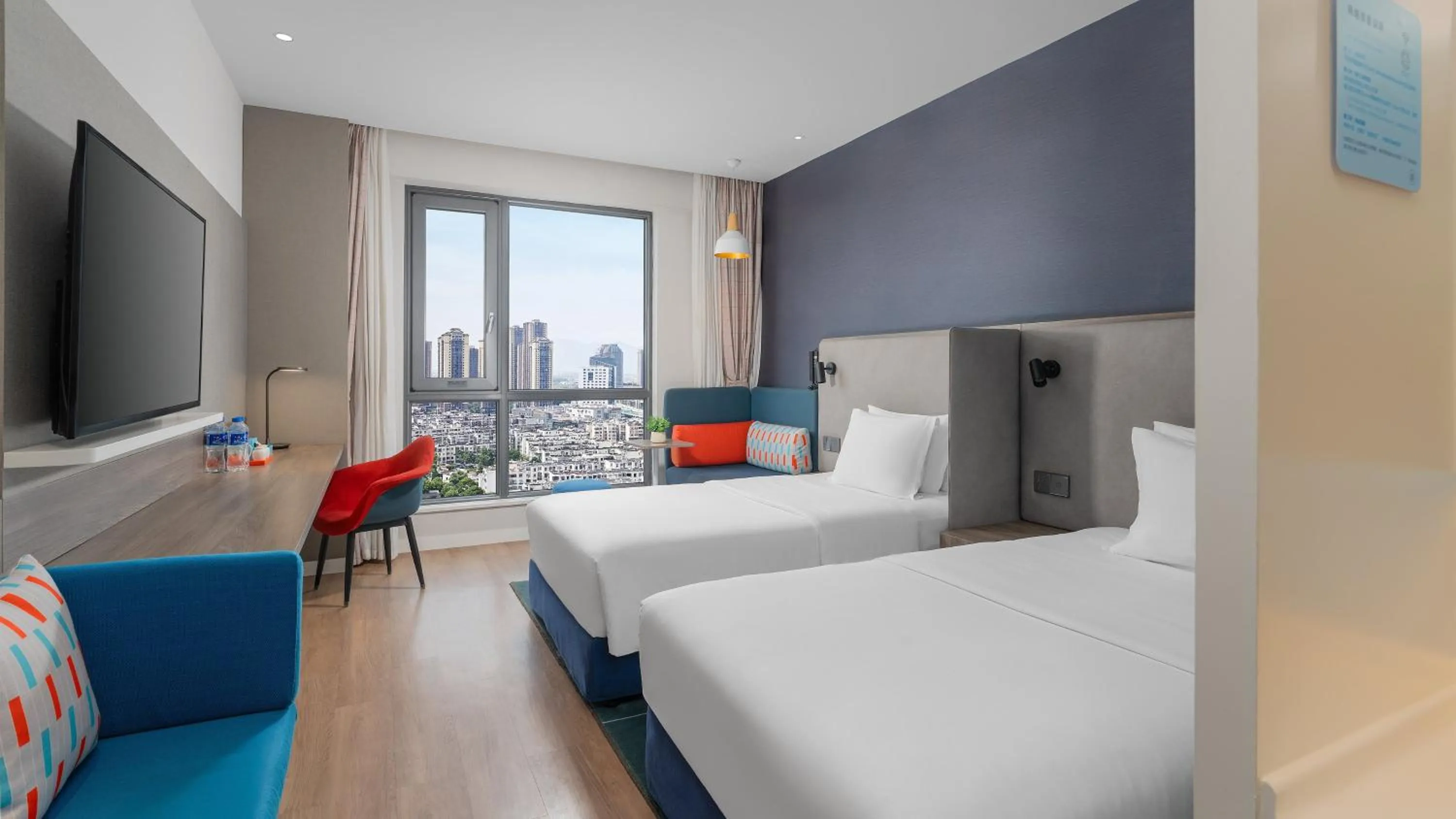 Photo of the whole room, Bed in Holiday Inn Express Kunming West by IHG