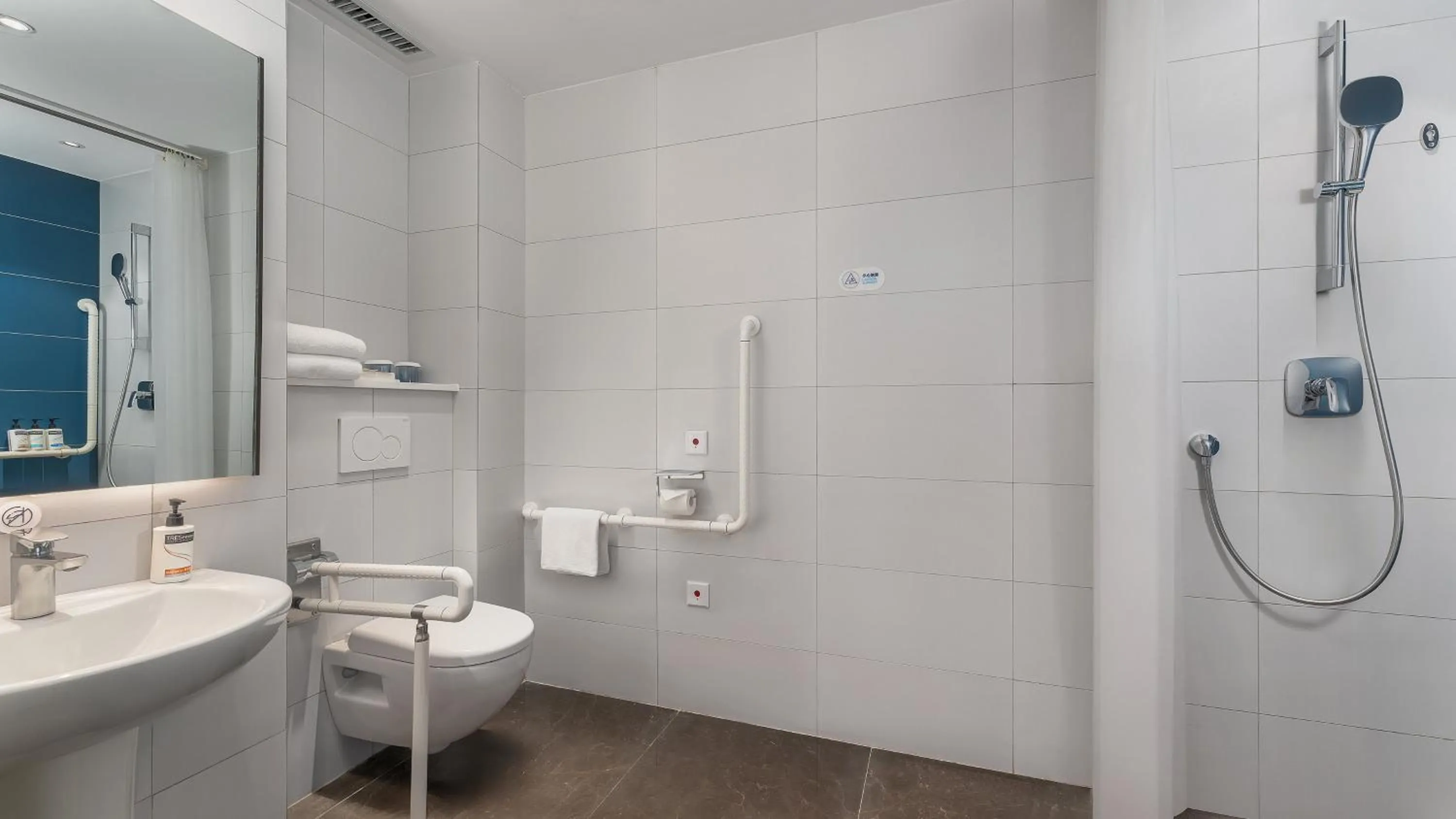 Photo of the whole room in Holiday Inn Express Kunming West by IHG