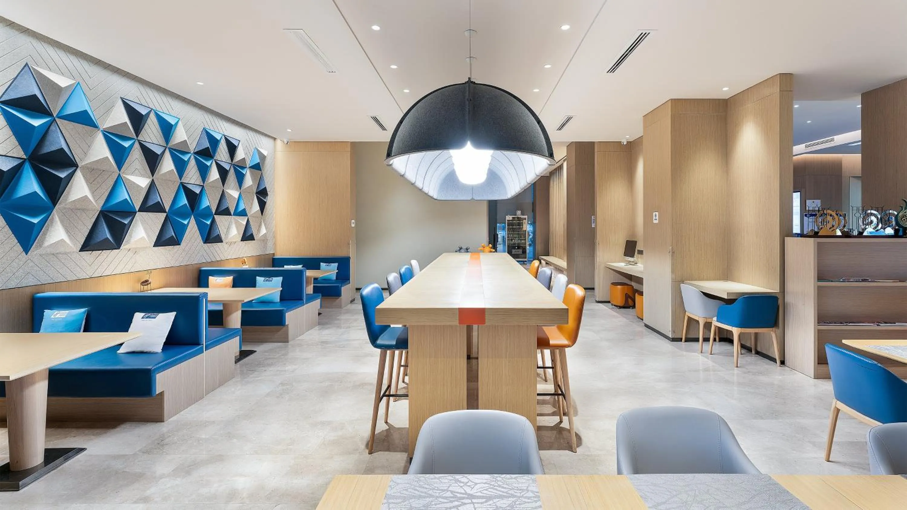 Lounge or bar in Holiday Inn Express Kunming West by IHG