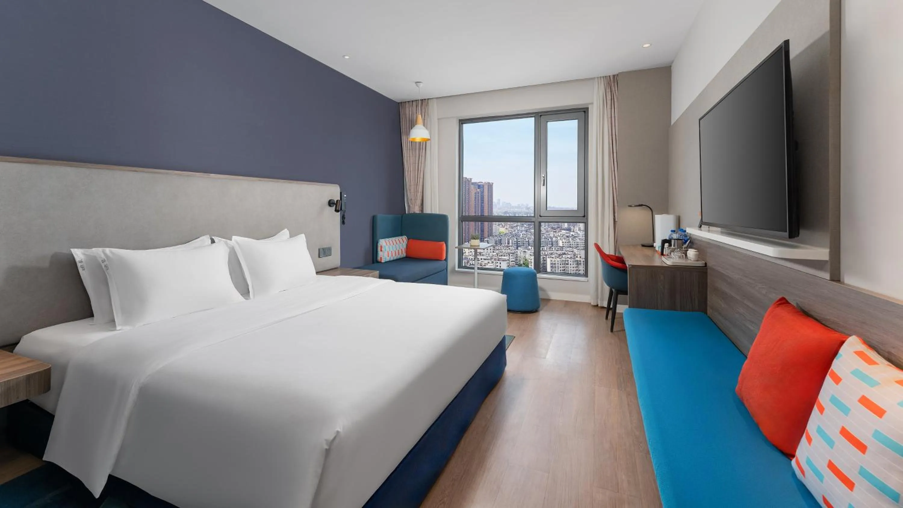 Photo of the whole room, Bed in Holiday Inn Express Kunming West by IHG