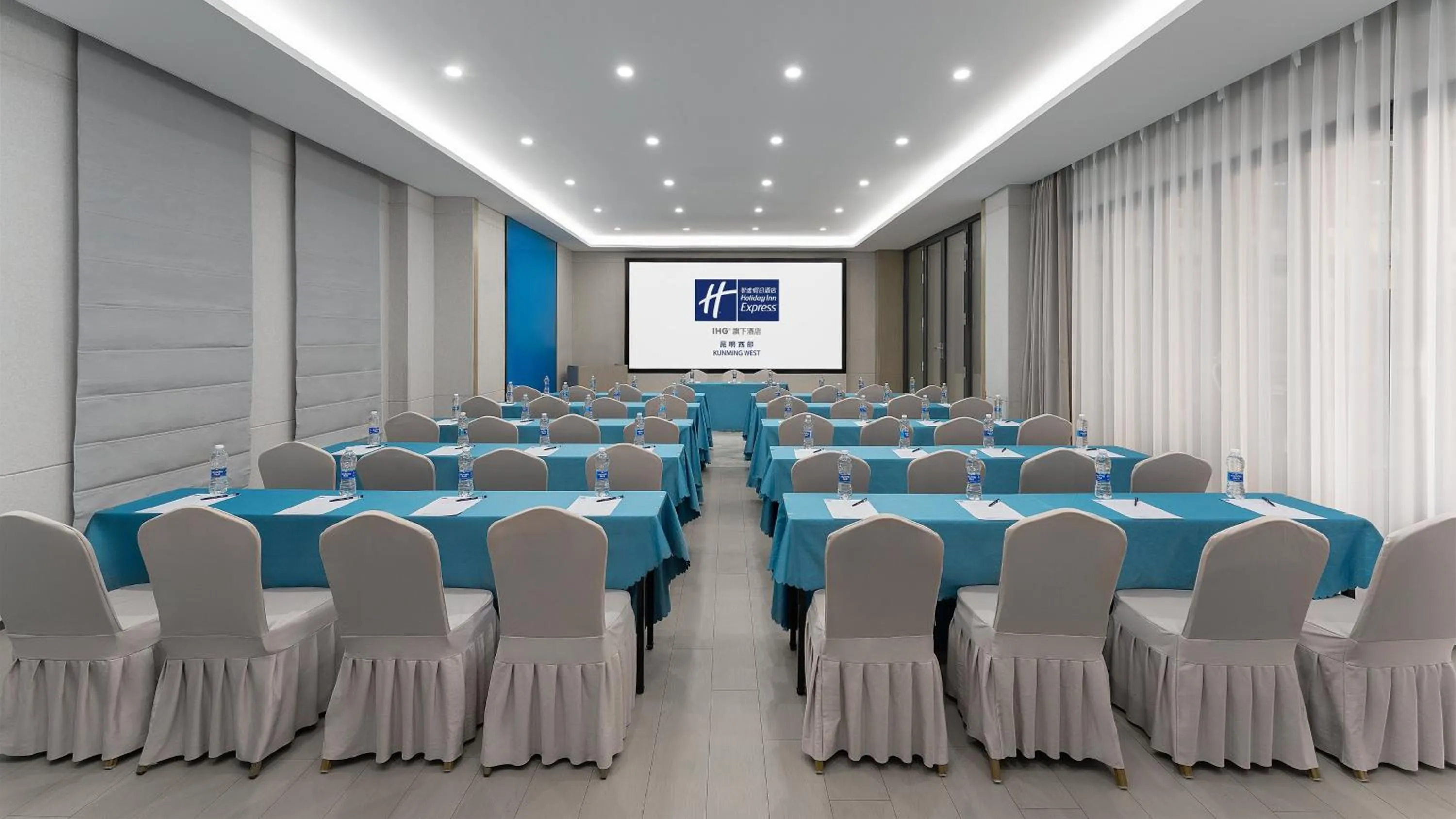 Meeting/conference room in Holiday Inn Express Kunming West by IHG