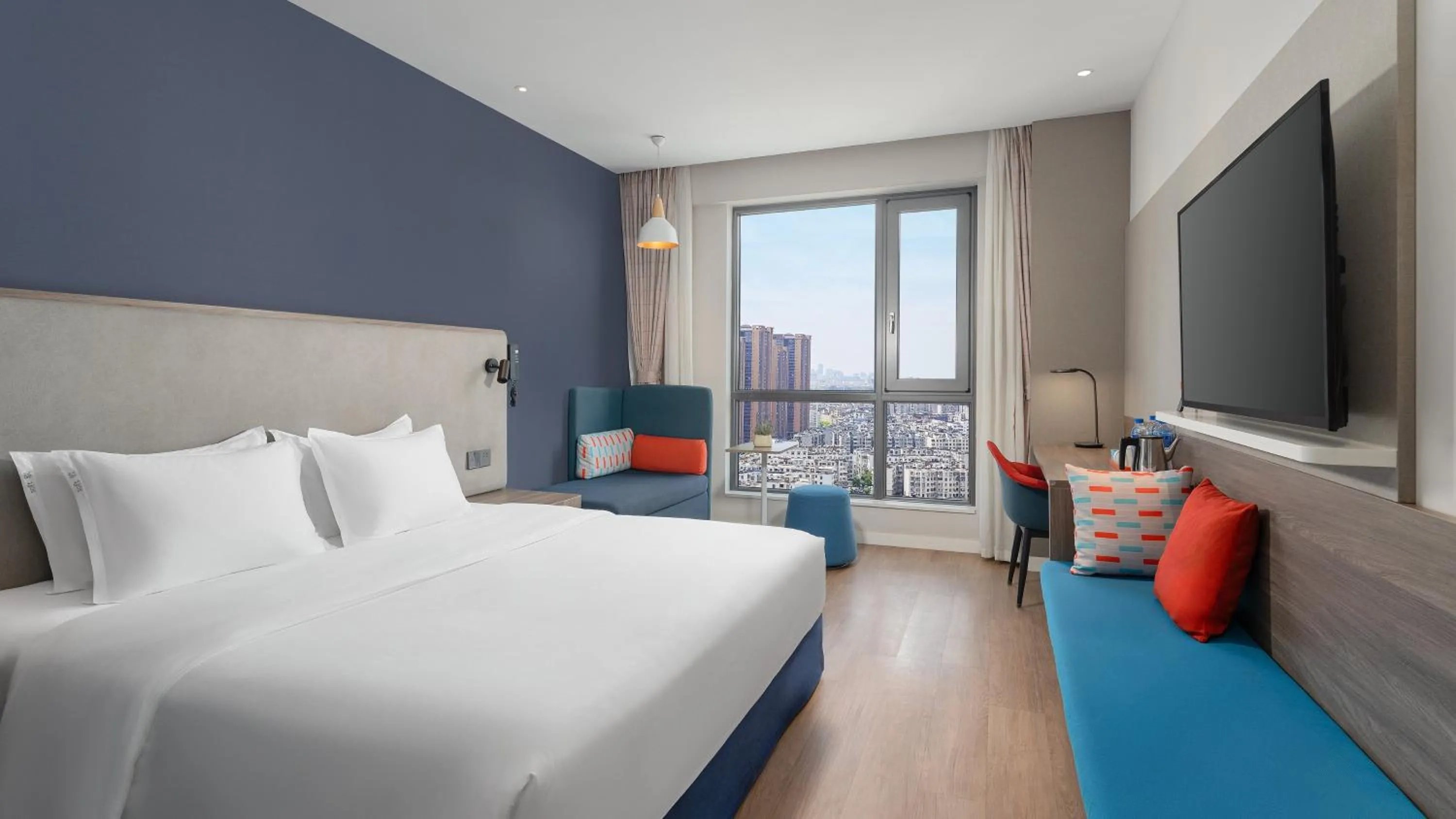 Photo of the whole room, Bed in Holiday Inn Express Kunming West by IHG