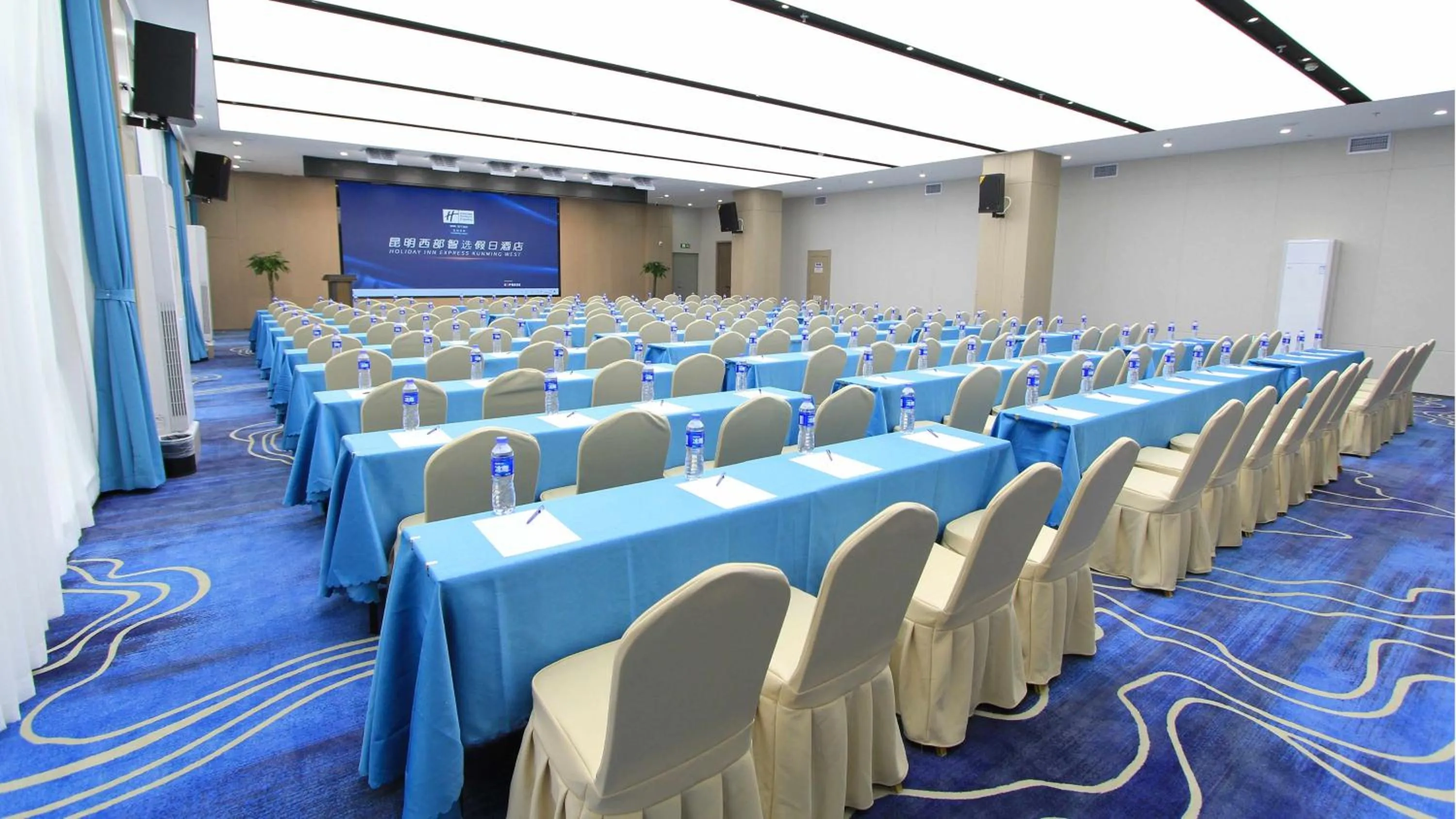 Meeting/conference room in Holiday Inn Express Kunming West by IHG