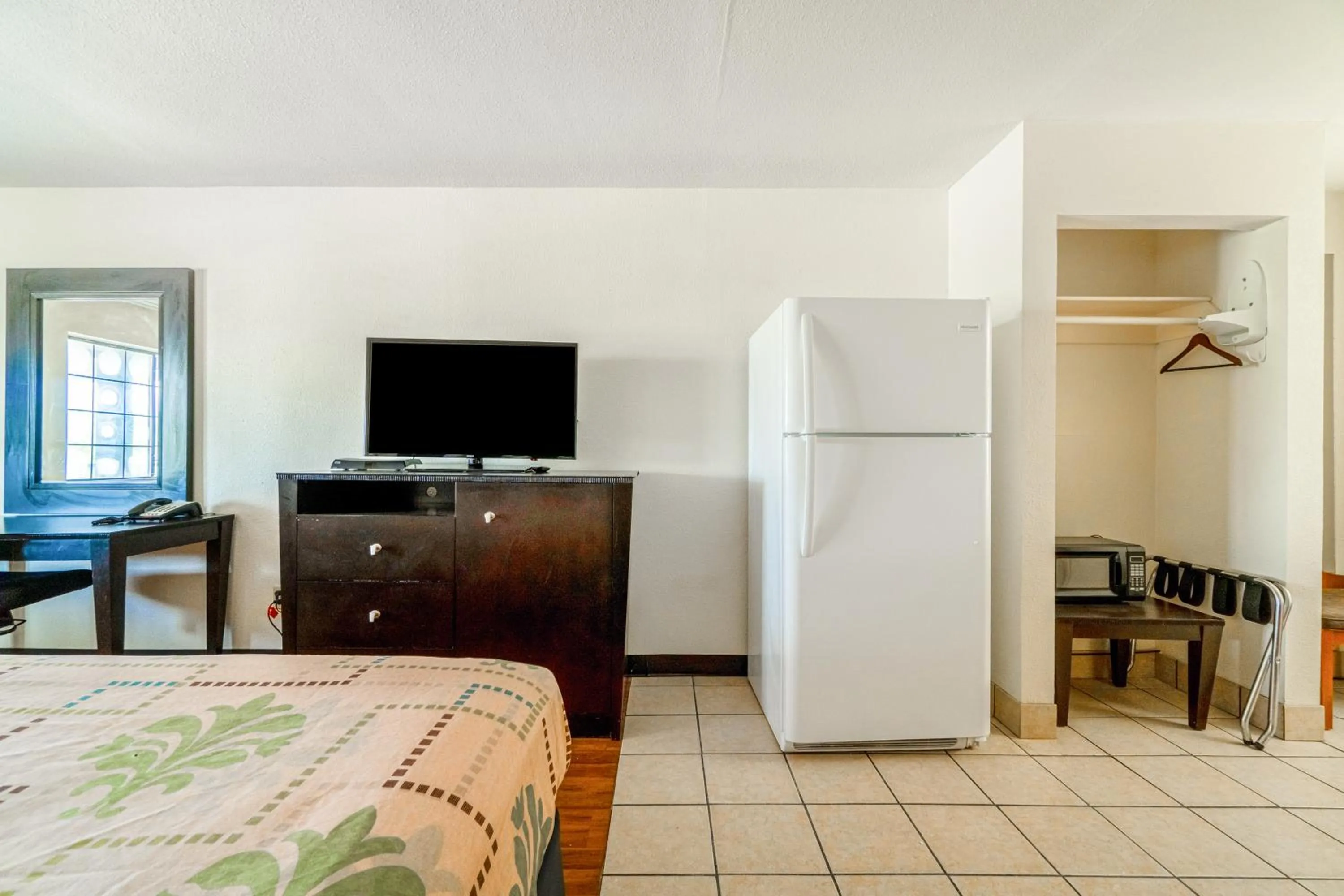 Kitchen or kitchenette, Bed in Executive Inn Port Lavaca by OYO