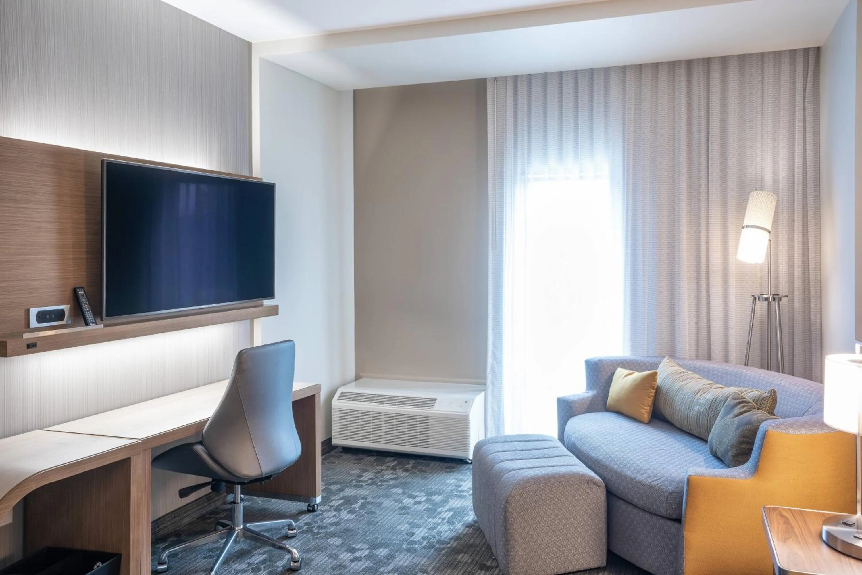 Living room in Courtyard by Marriott Charleston-North Charleston