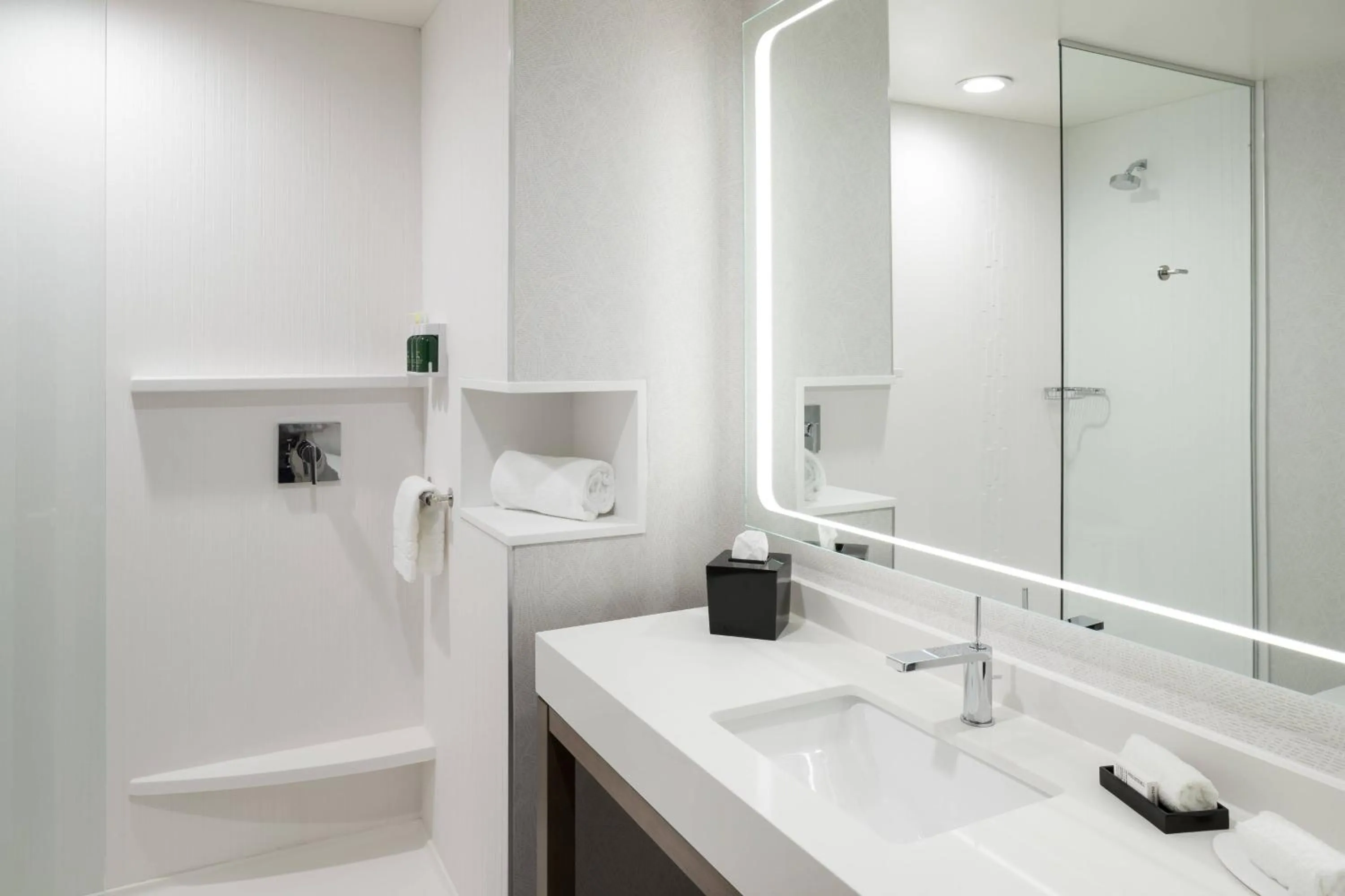 Bathroom in Courtyard by Marriott Houston Heights/I-10