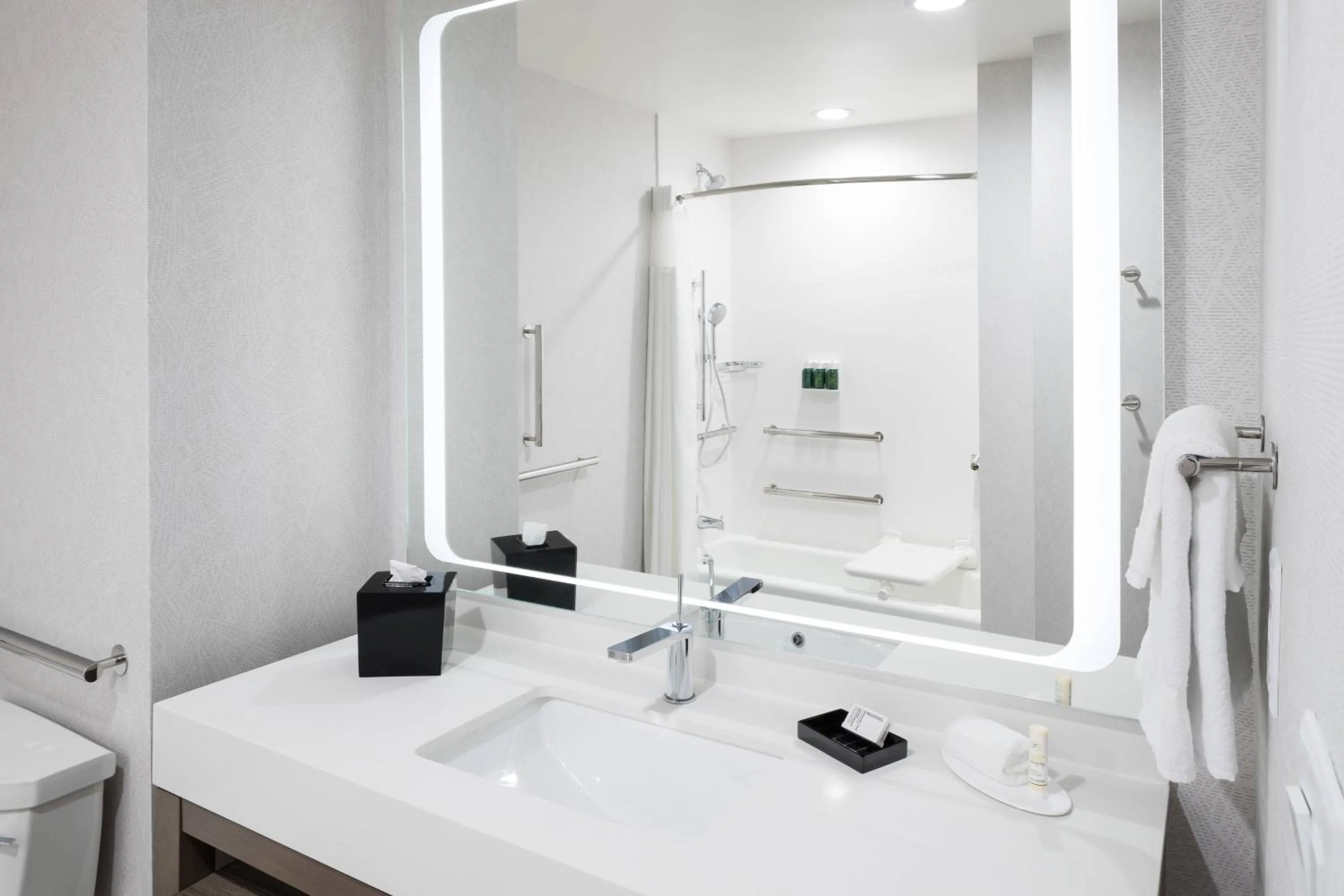 Bathroom in Courtyard by Marriott Houston Heights/I-10