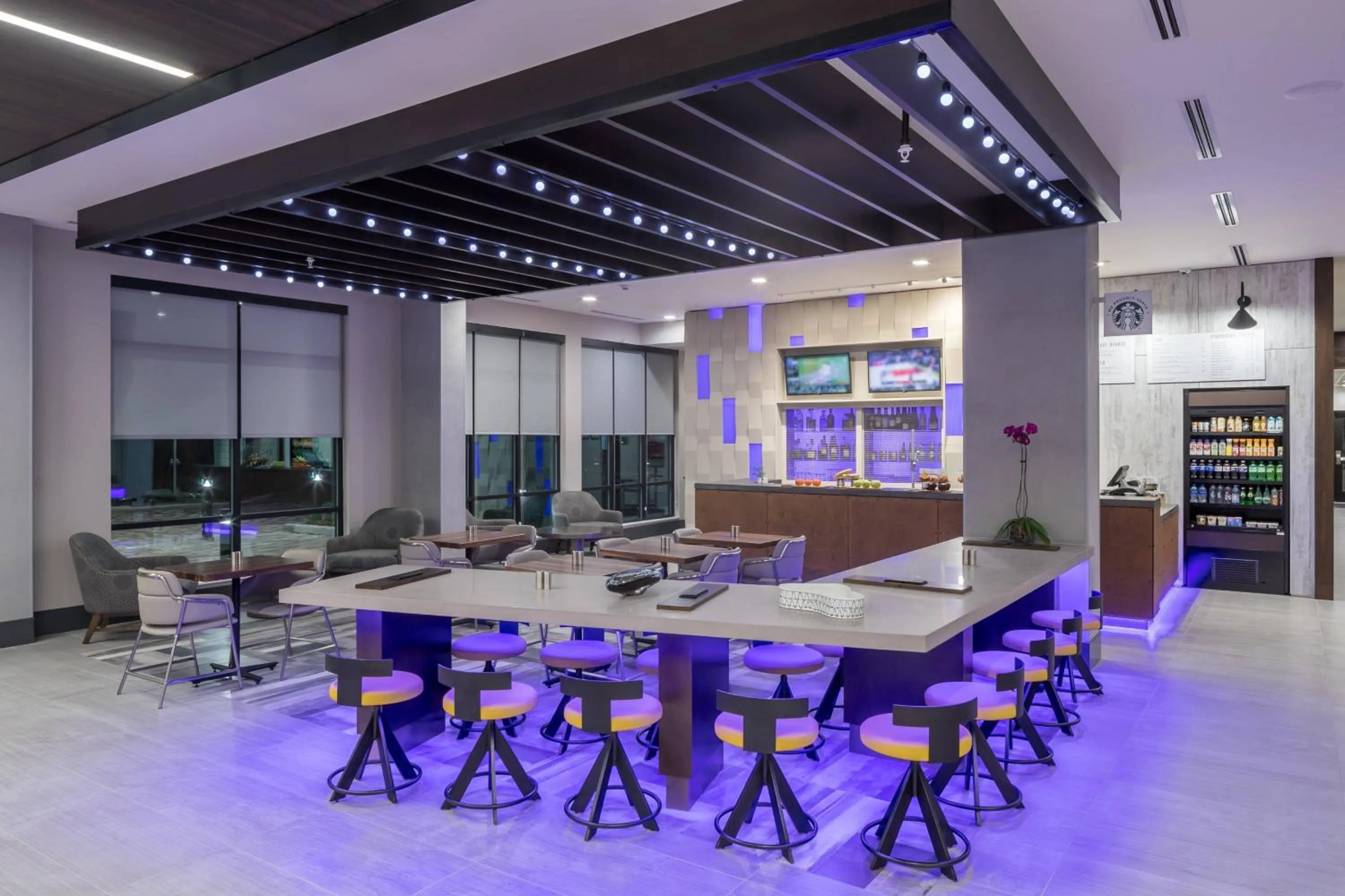 Restaurant/places to eat in Courtyard by Marriott Houston Heights/I-10