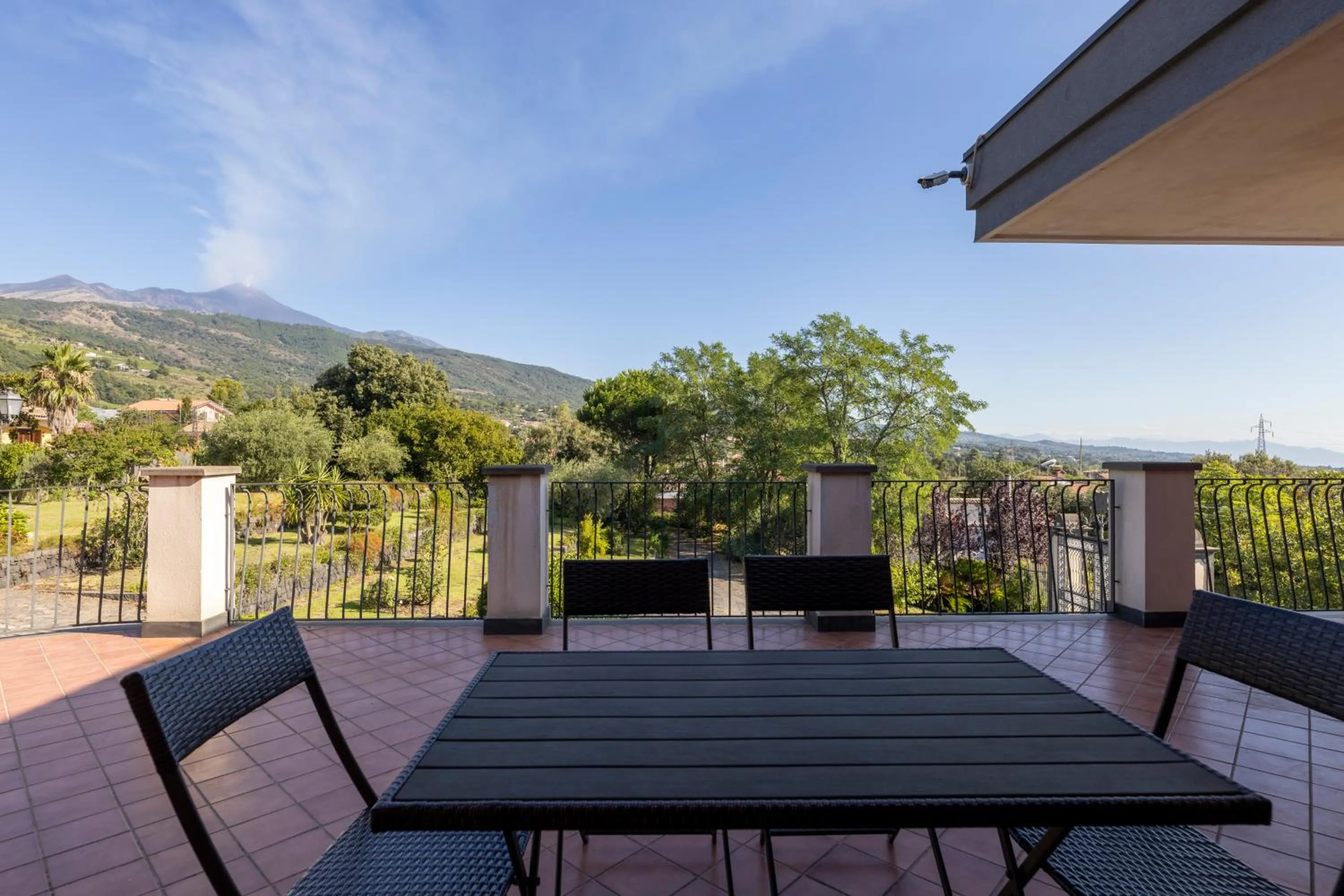 Property building in Villa Vulcano, tra l'Etna e il mare