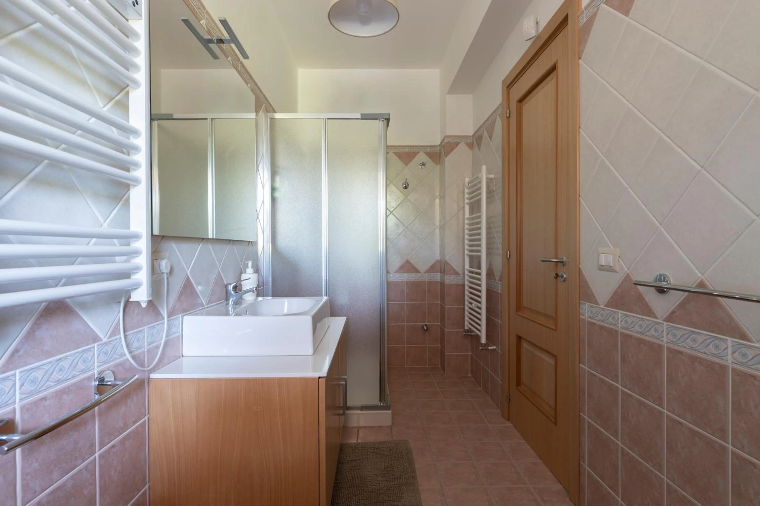 Shower in Villa Vulcano, tra l'Etna e il mare