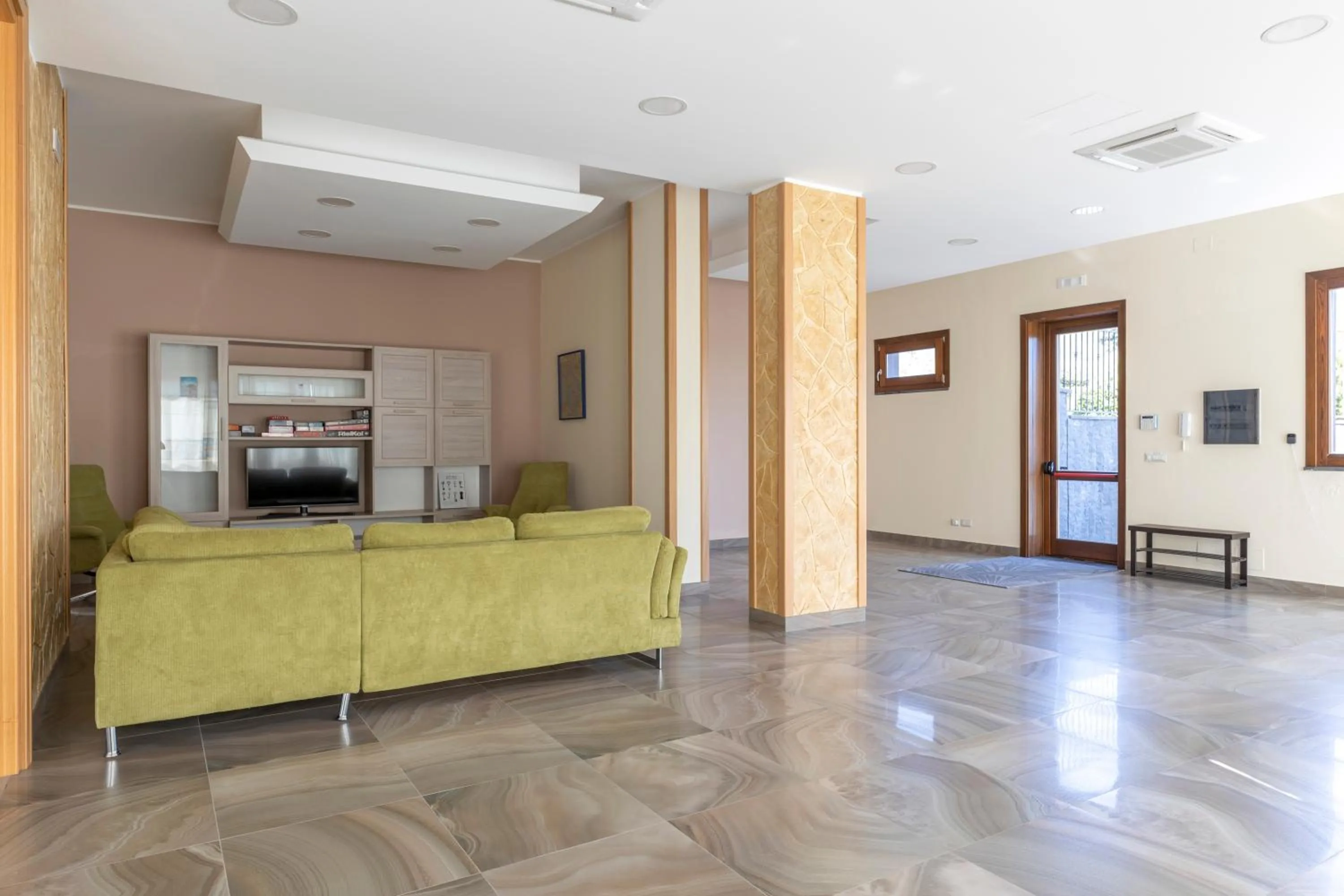 Communal lounge/ TV room in Villa Vulcano, tra l'Etna e il mare