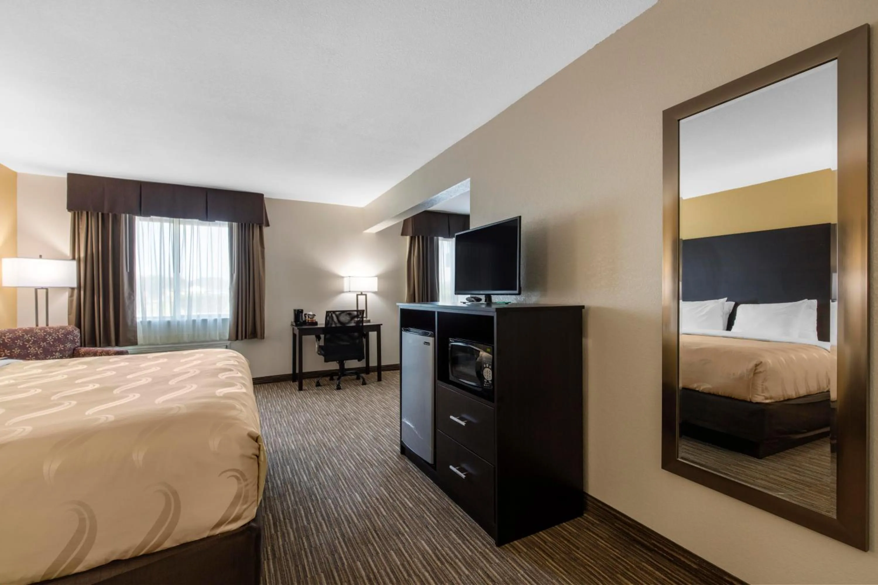 Communal lounge/ TV room, Bed in Quality Inn & Suites Metropolis I-24