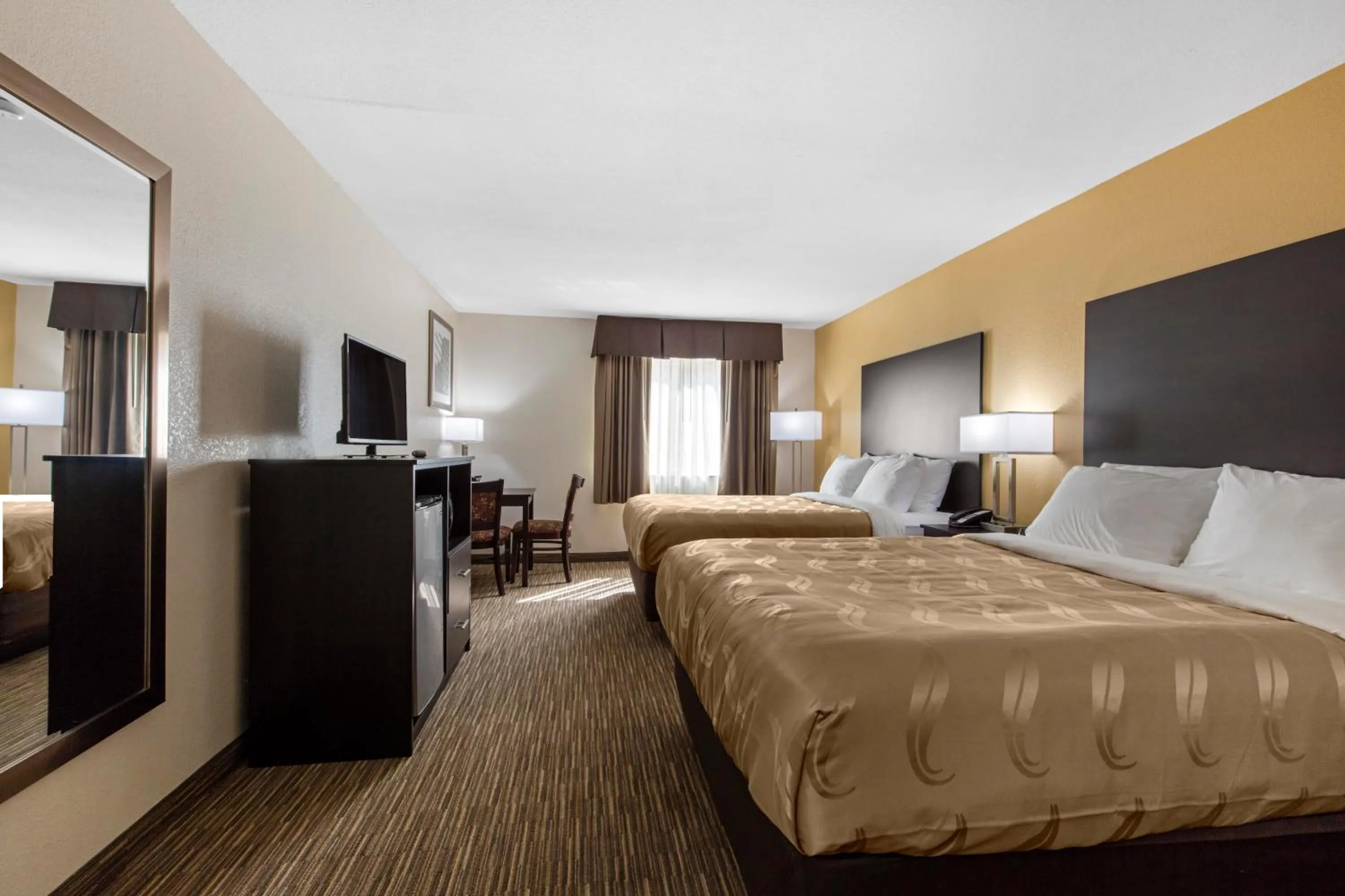 Bed in Quality Inn & Suites Metropolis I-24