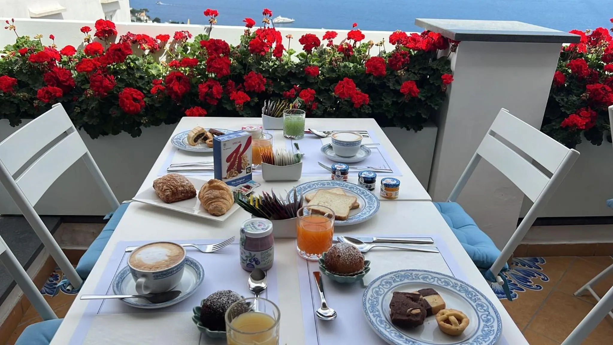 Breakfast in Piazzetta Diefenbach