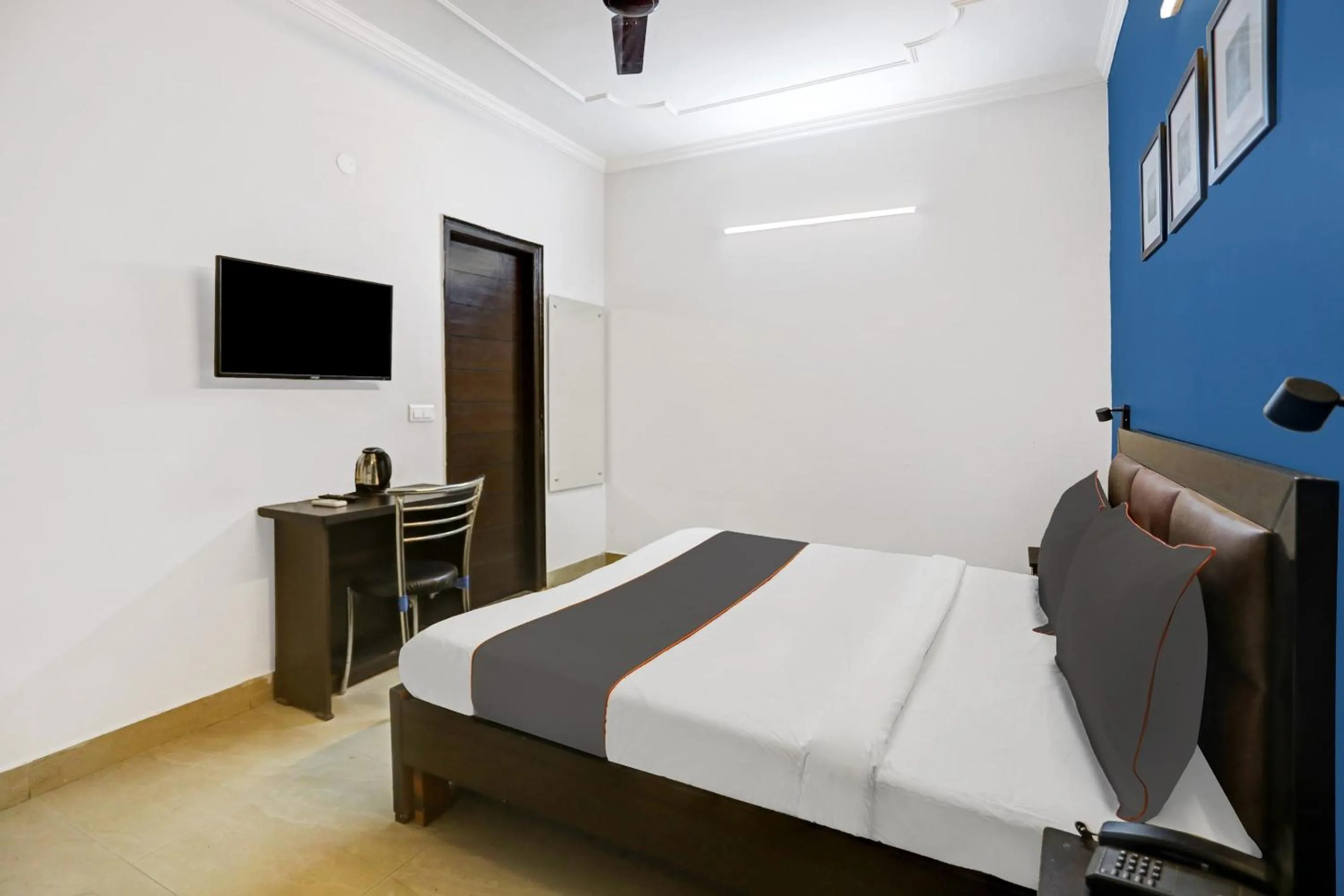 Facade/entrance, Bed in Collection O Agniv Residency Near Saket Metro