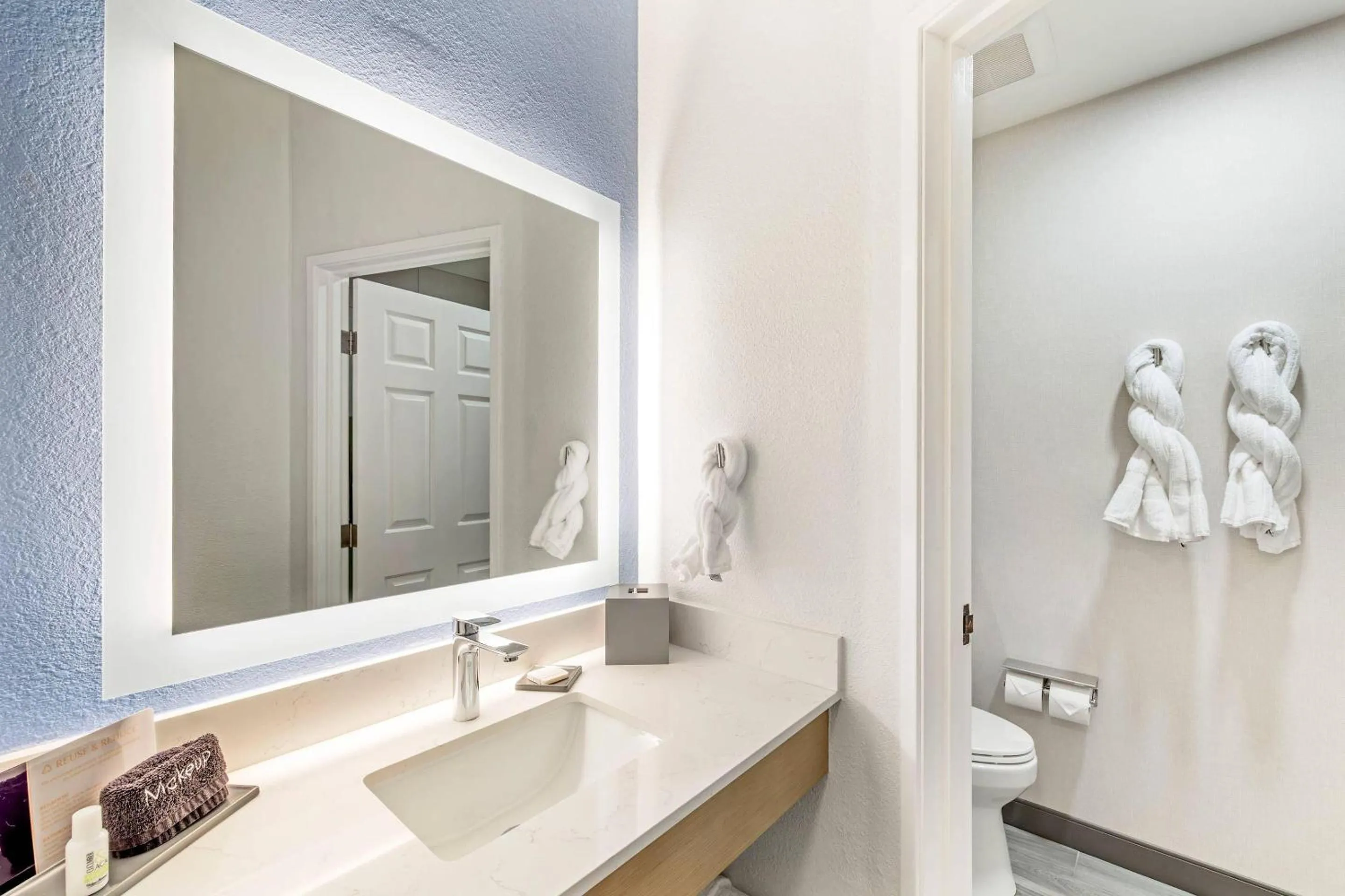 Bedroom in Kiota Inn & Event Center Sutter Creek, an Ascend Collection Hotel