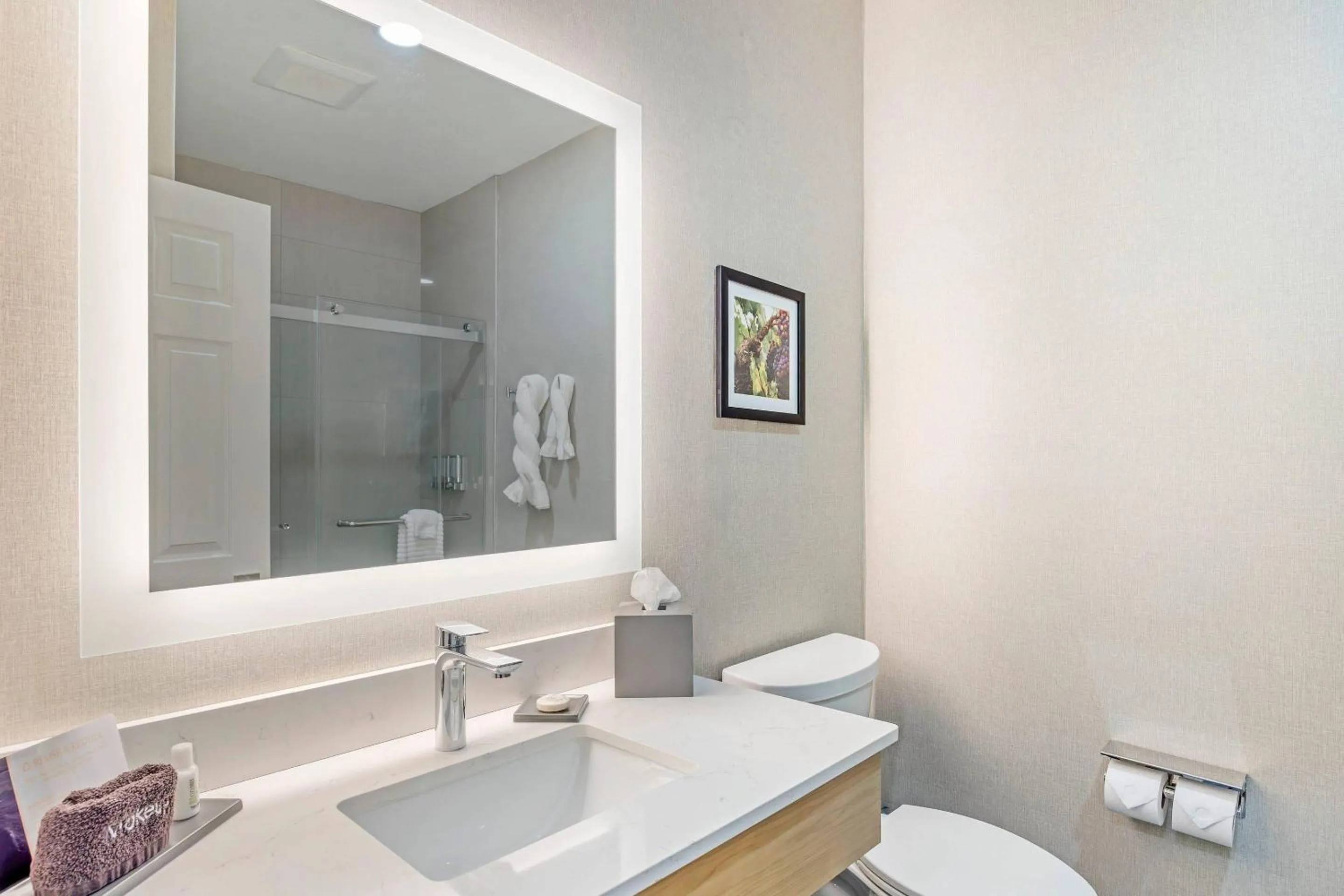 Bedroom in Kiota Inn & Event Center Sutter Creek, an Ascend Collection Hotel