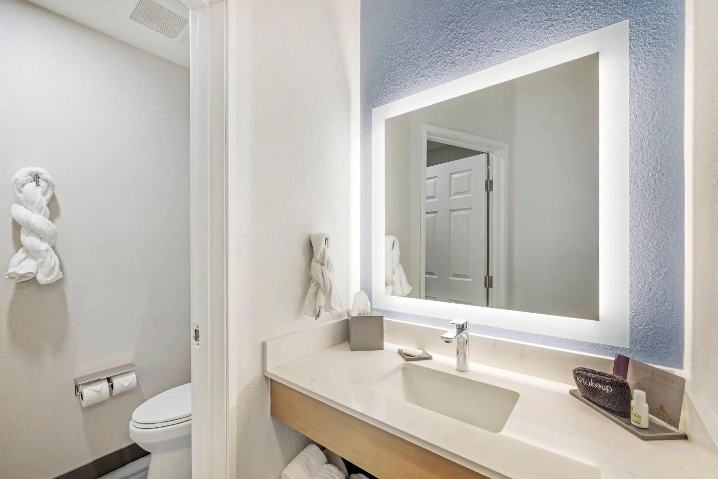 Bedroom in Kiota Inn & Event Center Sutter Creek, an Ascend Collection Hotel